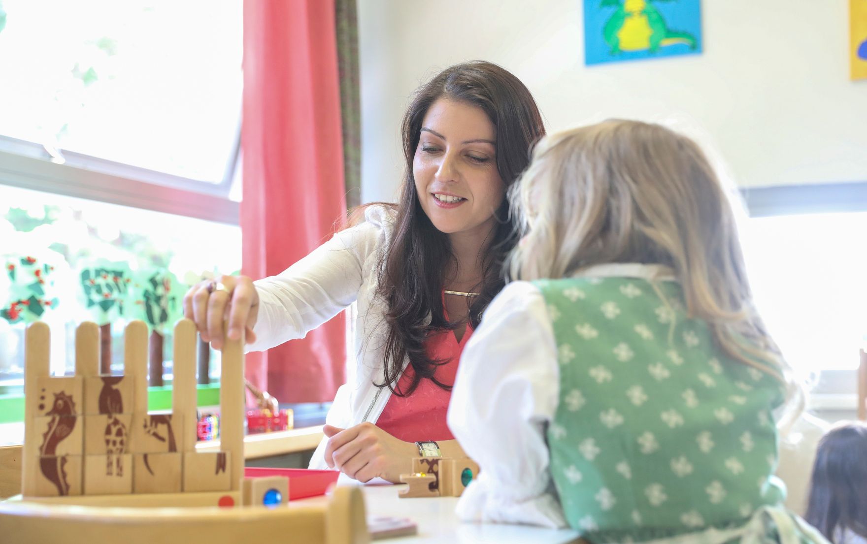 Am 19. Mai 2017 besuchte Staatssekret&auml;rin Muna Duzdar den Bezirk Ottakring. Im Bild bei den Kinderfreunden.