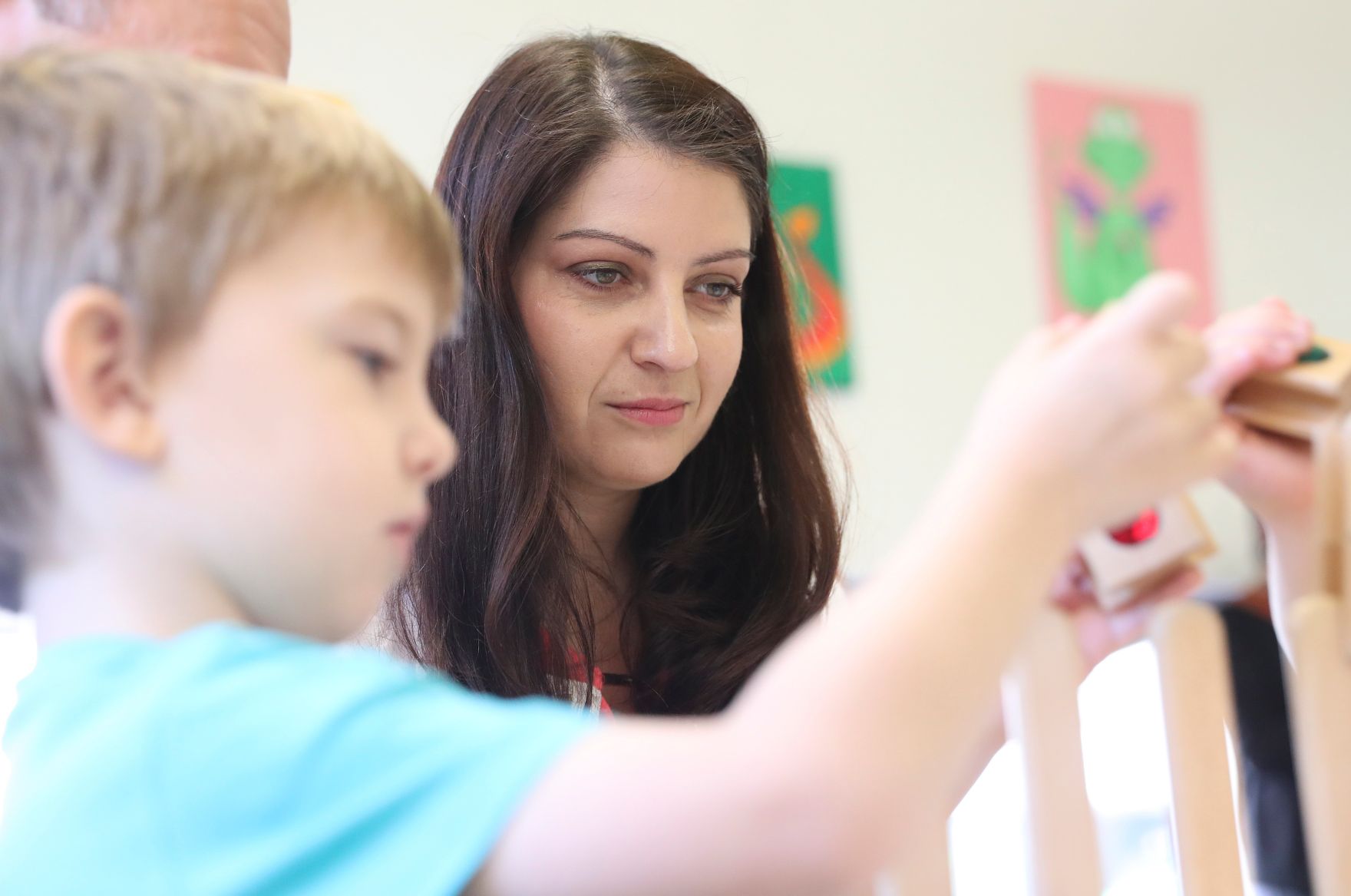 Am 19. Mai 2017 besuchte Staatssekret&auml;rin Muna Duzdar den Bezirk Ottakring. Im Bild bei den Kinderfreunden.