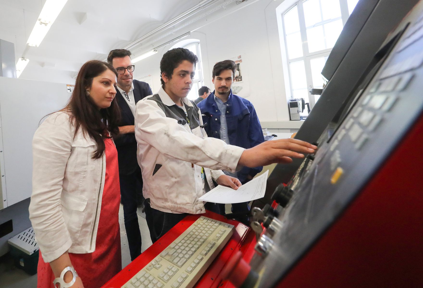 Am 19. Mai 2017 besuchte Staatssekret&auml;rin Muna Duzdar den Bezirk Ottakring. Im Bild in der HTL Ottakring.