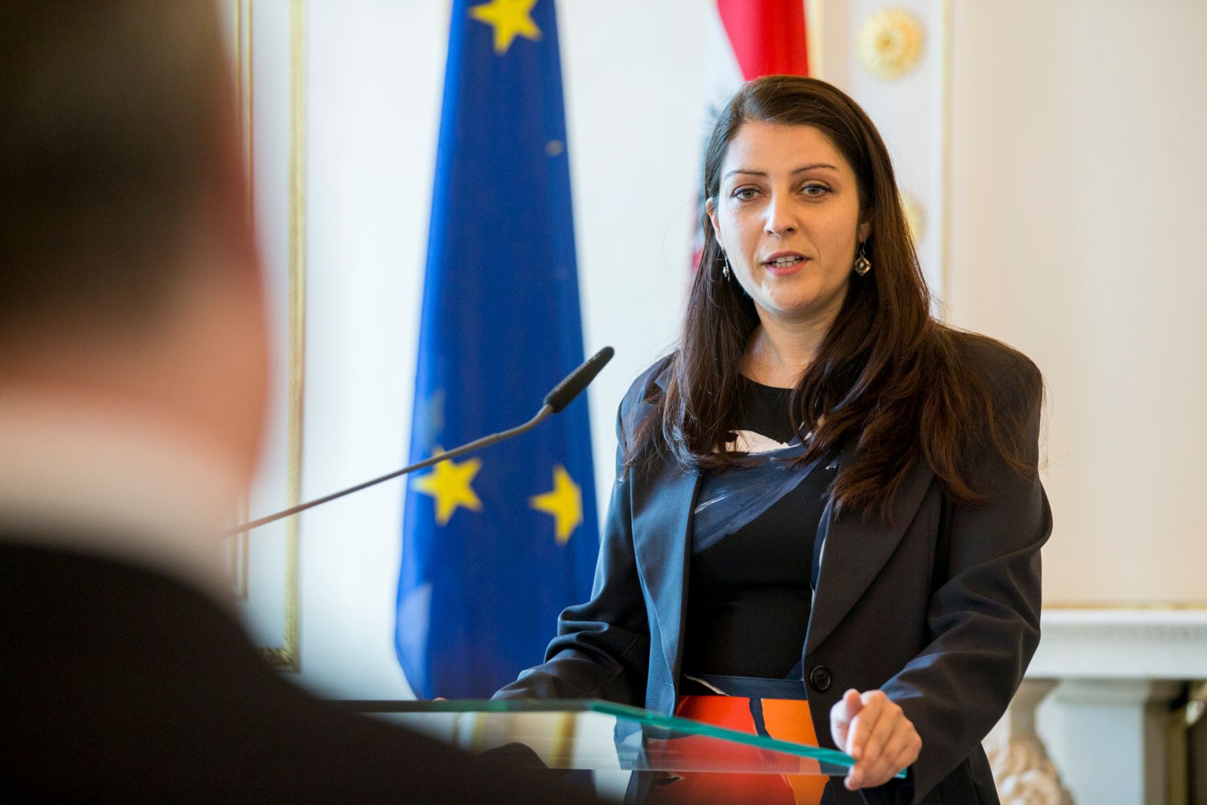 Am 24. Mai 2017 &uuml;berreichte Staatssekret&auml;rin Muna Duzdar (im Bild) das Gro&szlig;e Ehrenzeichen f&uuml;r Verdienste um die Republik &Ouml;sterreich an Heinz Vettermann.