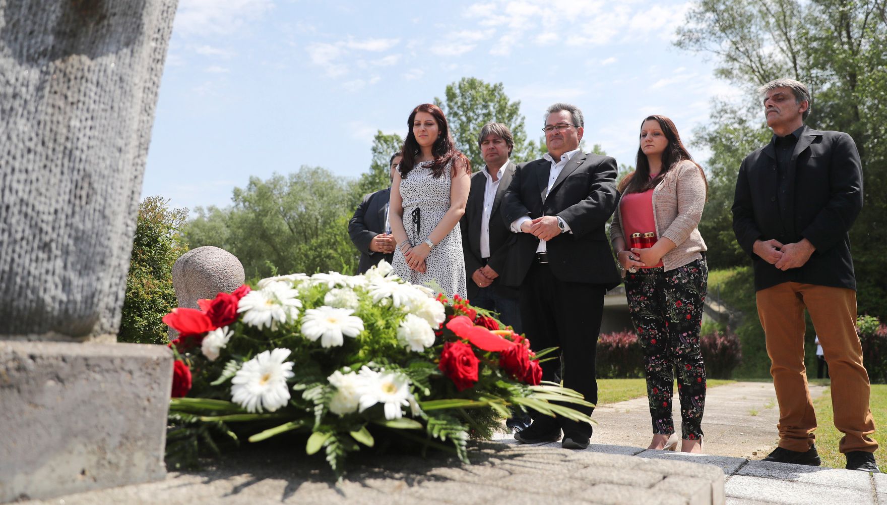 Am 31. Mai 2017 besuchte Staatssekret&auml;rin Muna Duzdar das Burgenland. Im Bild bei der Ged&auml;nkst&auml;tte Oberwart.