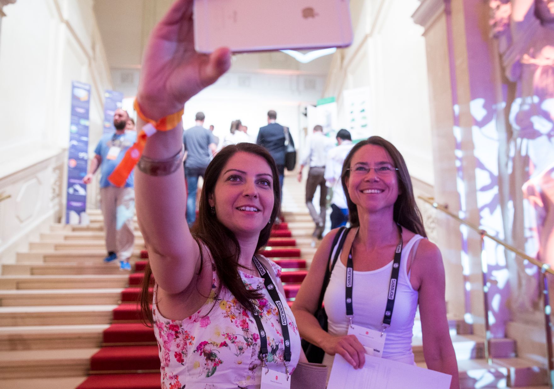 Am 1. Juni 2017 nahm Staatssekret&auml;rin Muna Duzdar (l.) im Rahmen des Pioneers Festival 2017 an einem Workshop zum Thema GovTech teil.