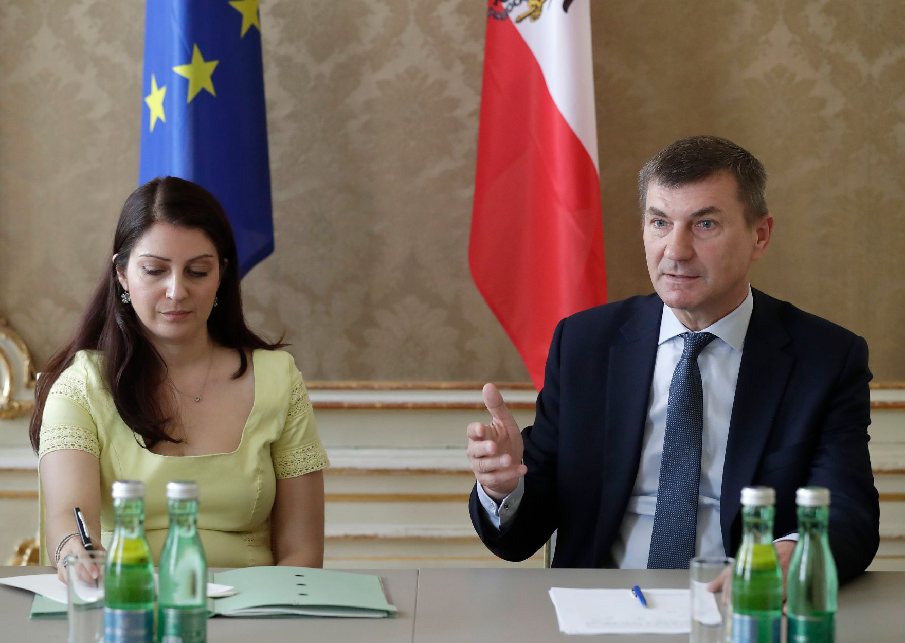 Am 2. Juni 2017 gab Staatssekret&auml;rin Muna (l.) Duzdar gemeinsam mit dem Vizepr&auml;sident der EU-Kommission Andrus Ansip (r.) ein Pressegespr&auml;ch.