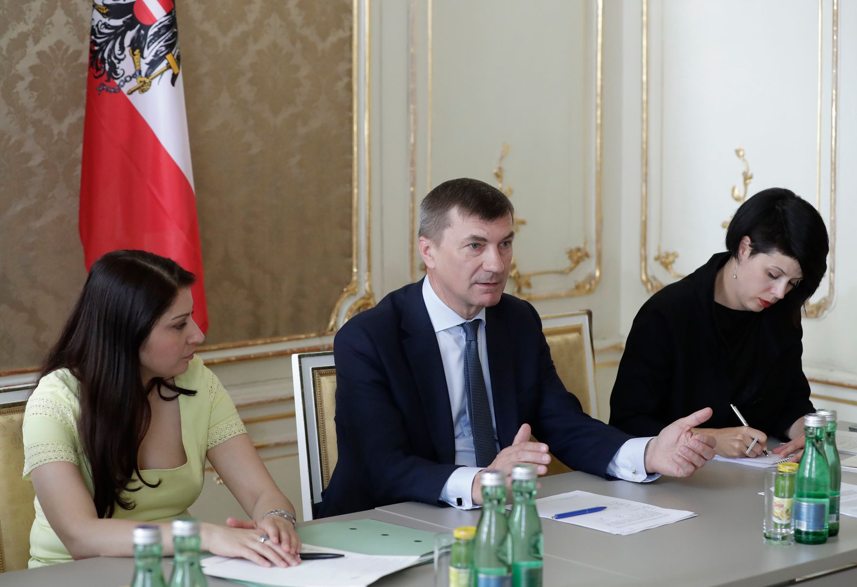 Am 2. Juni 2017 gab Staatssekret&auml;rin Muna (l.) Duzdar gemeinsam mit dem Vizepr&auml;sident der EU-Kommission Andrus Ansip (r.) ein Pressegespr&auml;ch.