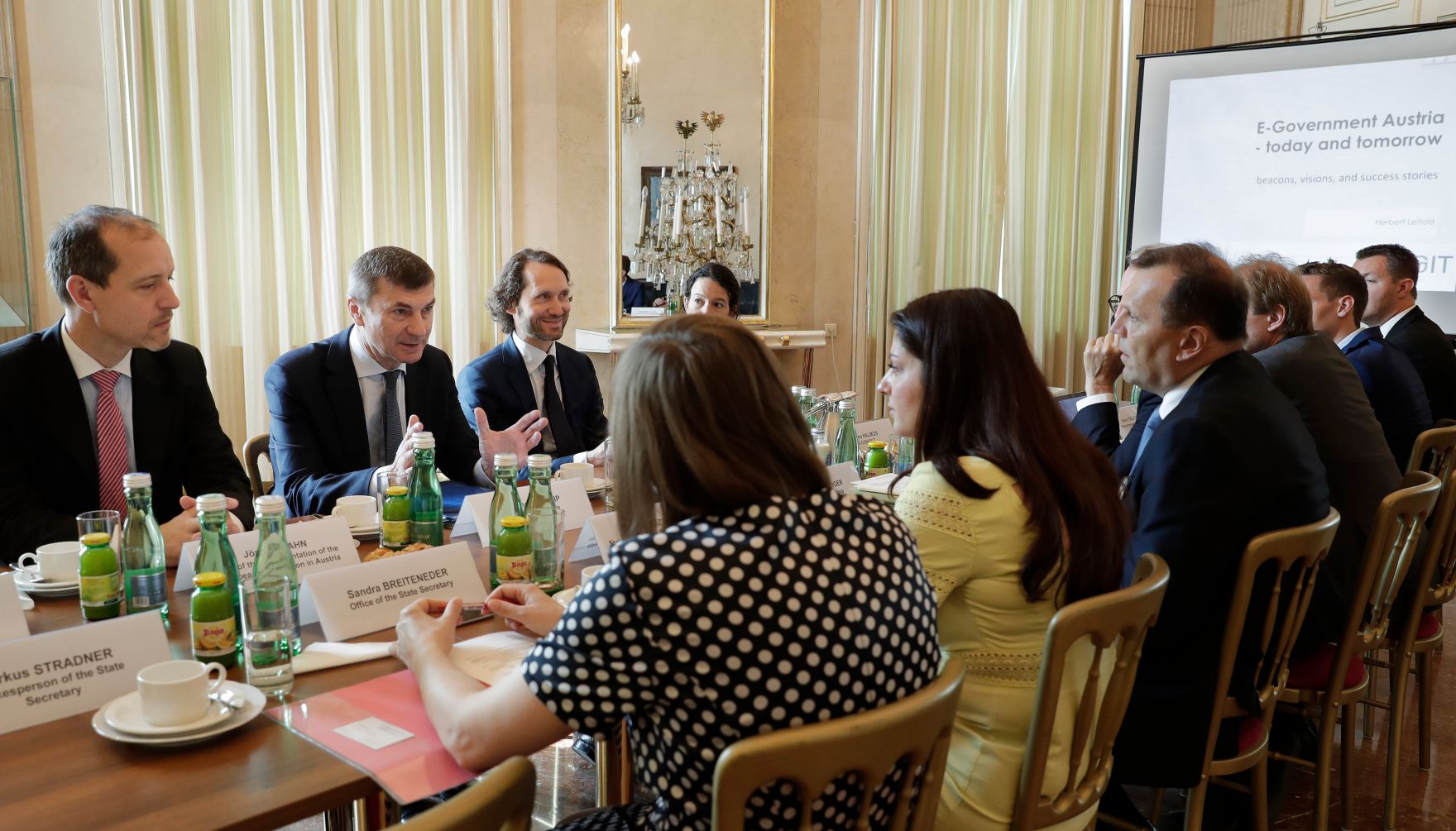 Am 2. Juni 2017 nahm Staatssekret&auml;rin Muna Duzdar an der Pr&auml;sentation &quot;E-Government Austria - today and tomorrow&quot; teil. Im Bild mit Andrus Ansip (2.v.l.), Vizepr&auml;sident der Europ&auml;ischen Kommission und Kommissar f&uuml;r den digitalen Binnenmarkt.