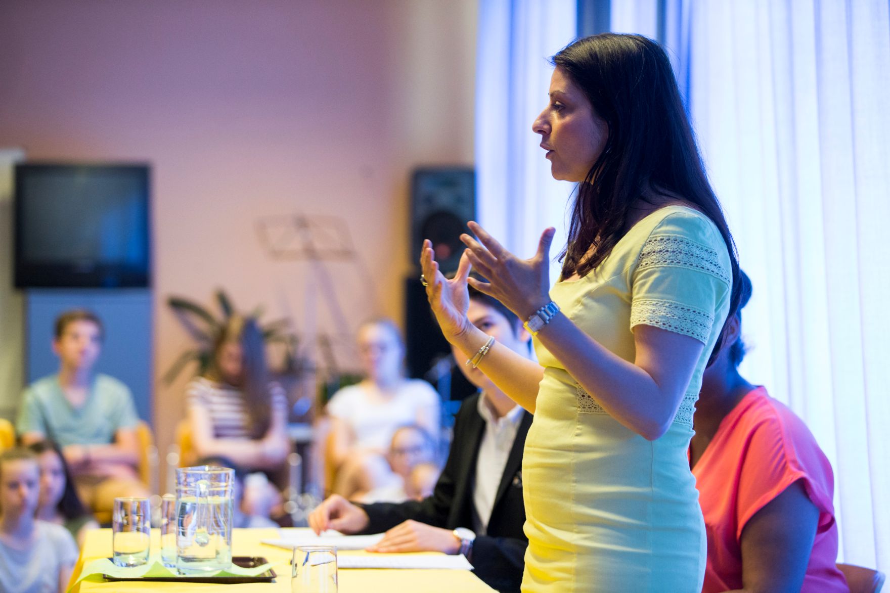 Am 2. Juni 2017 nahm Staatssekret&auml;rin Muna Duzdar (im Bild) an einer Diskussion zum Thema &quot;#f26gegenHass&quot; im GRG Franklinstra&szlig;e 26 teil.