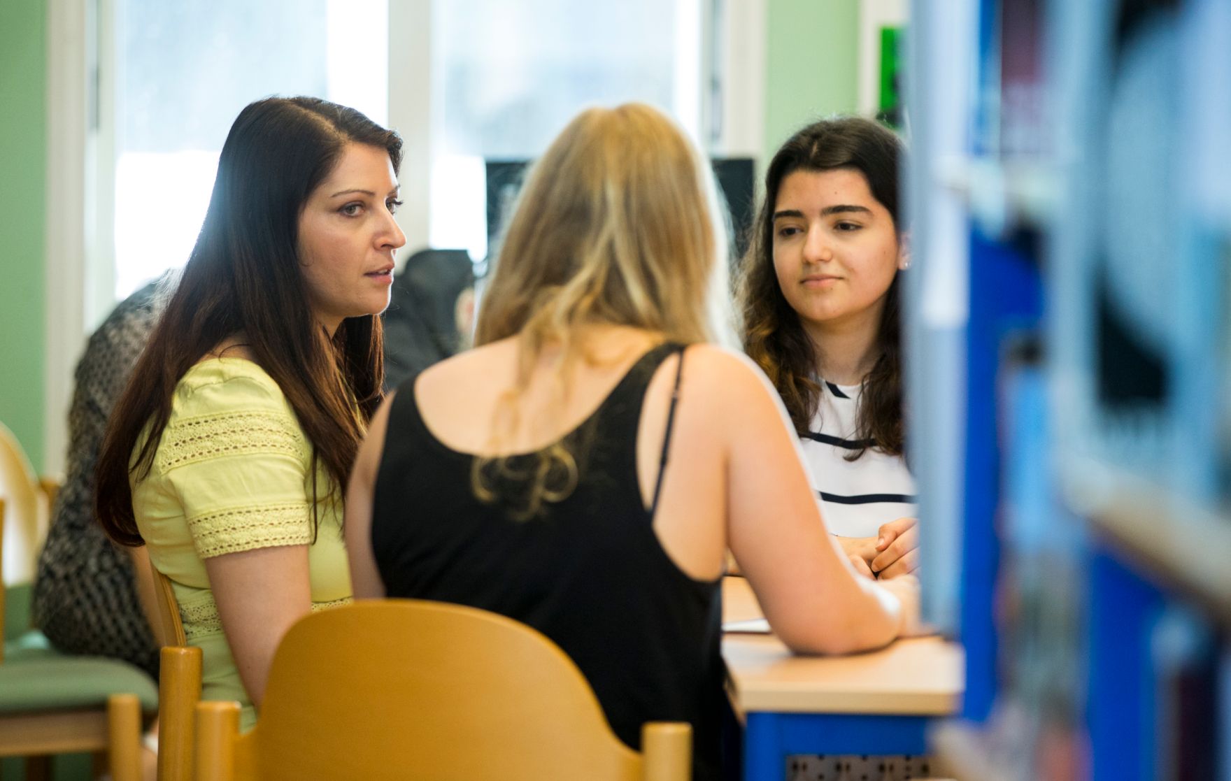 Am 2. Juni 2017 nahm Staatssekret&auml;rin Muna Duzdar (l.) an einer Diskussion zum Thema &quot;#f26gegenHass&quot; im GRG Franklinstra&szlig;e 26 teil.
