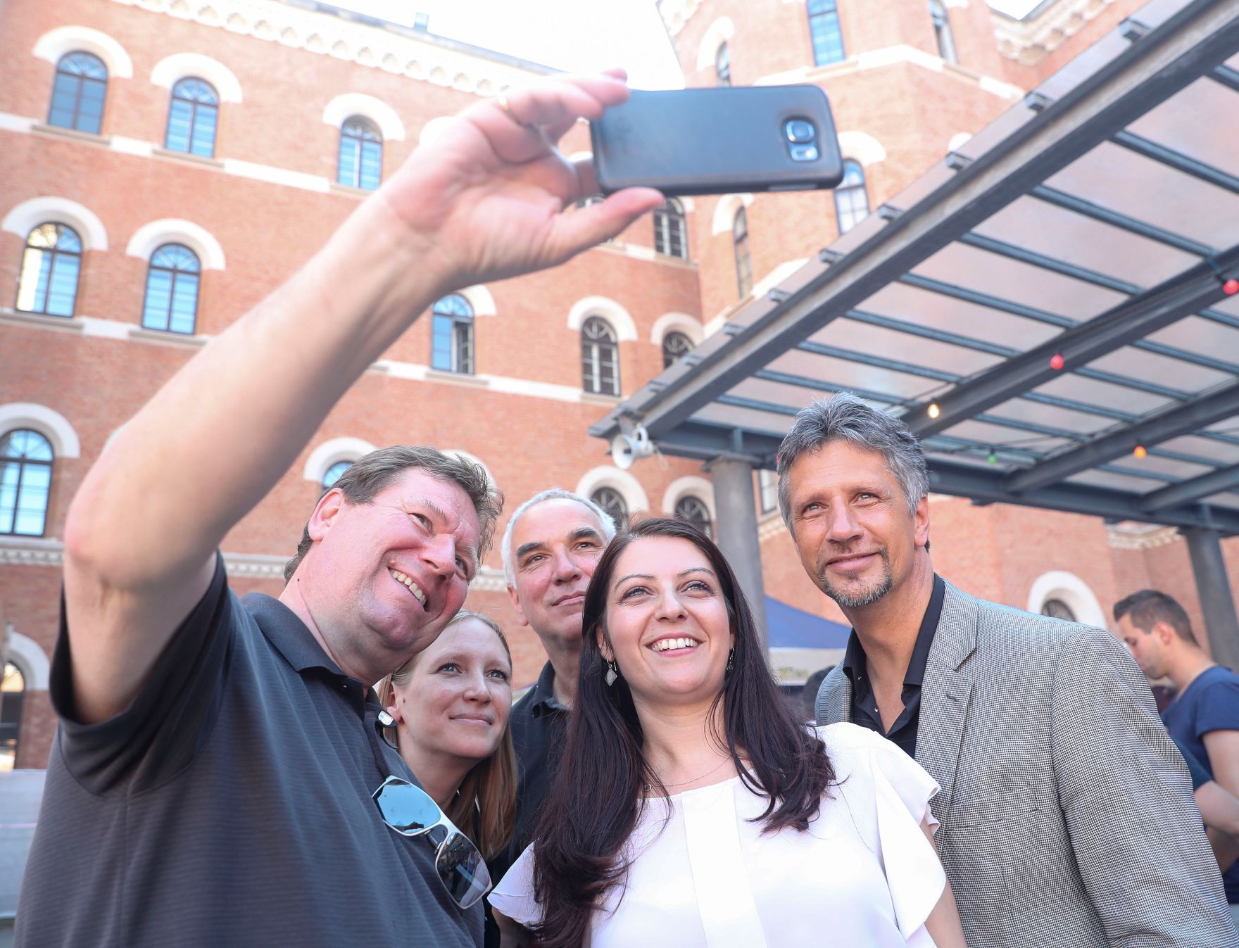 Am 14. Juni 2017 besuchte Staatssekret&auml;rin Muna Duzdar das Hoffest der WEGA in der Rossauer Kaserne.