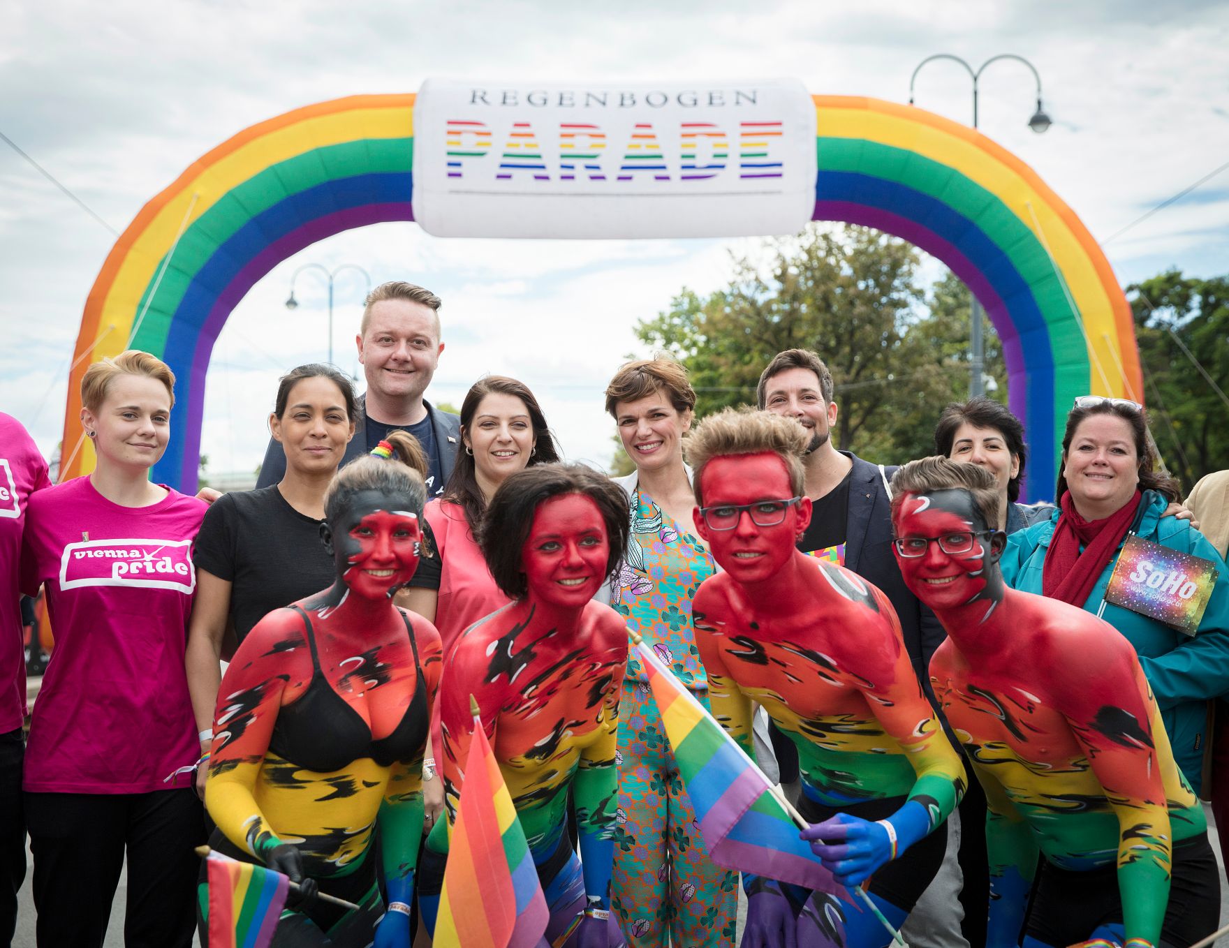 Am 17. Juni 2017 nahm Staatssekret&auml;rin Muna Duzdar an der Regenbogenparade 2017 in Wien teil.