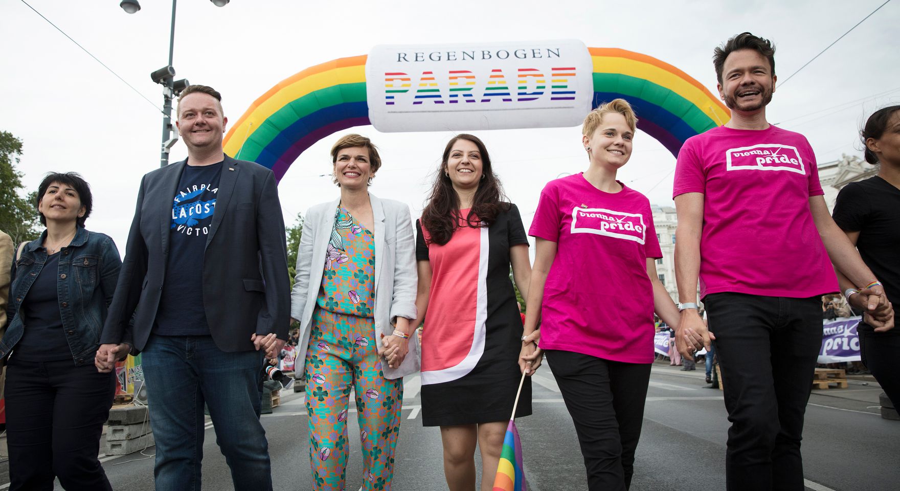 Am 17. Juni 2017 nahm Staatssekret&auml;rin Muna Duzdar (m.) an der Regenbogenparade 2017 in Wien teil.