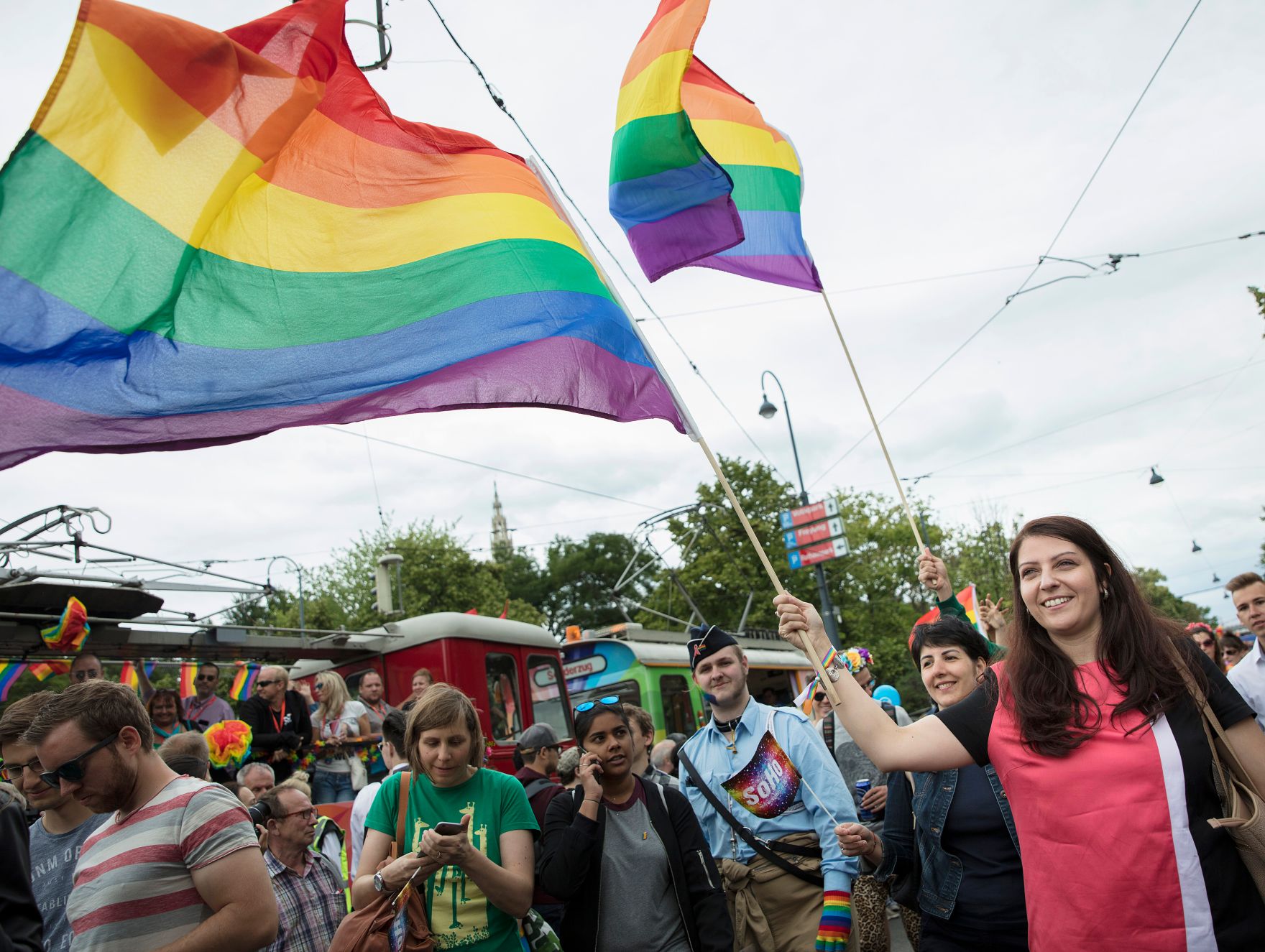 Am 17. Juni 2017 nahm Staatssekret&auml;rin Muna Duzdar an der Regenbogenparade 2017 in Wien teil.