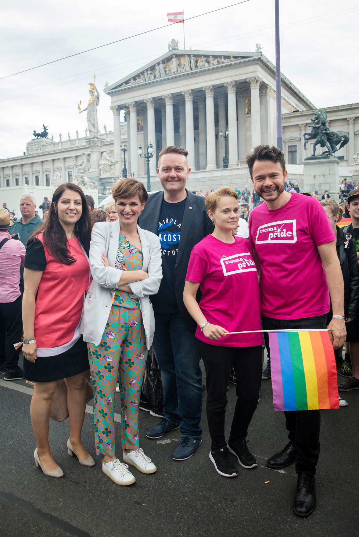 Am 17. Juni 2017 nahm Staatssekret&auml;rin Muna Duzdar (l.) an der Regenbogenparade 2017 in Wien teil.