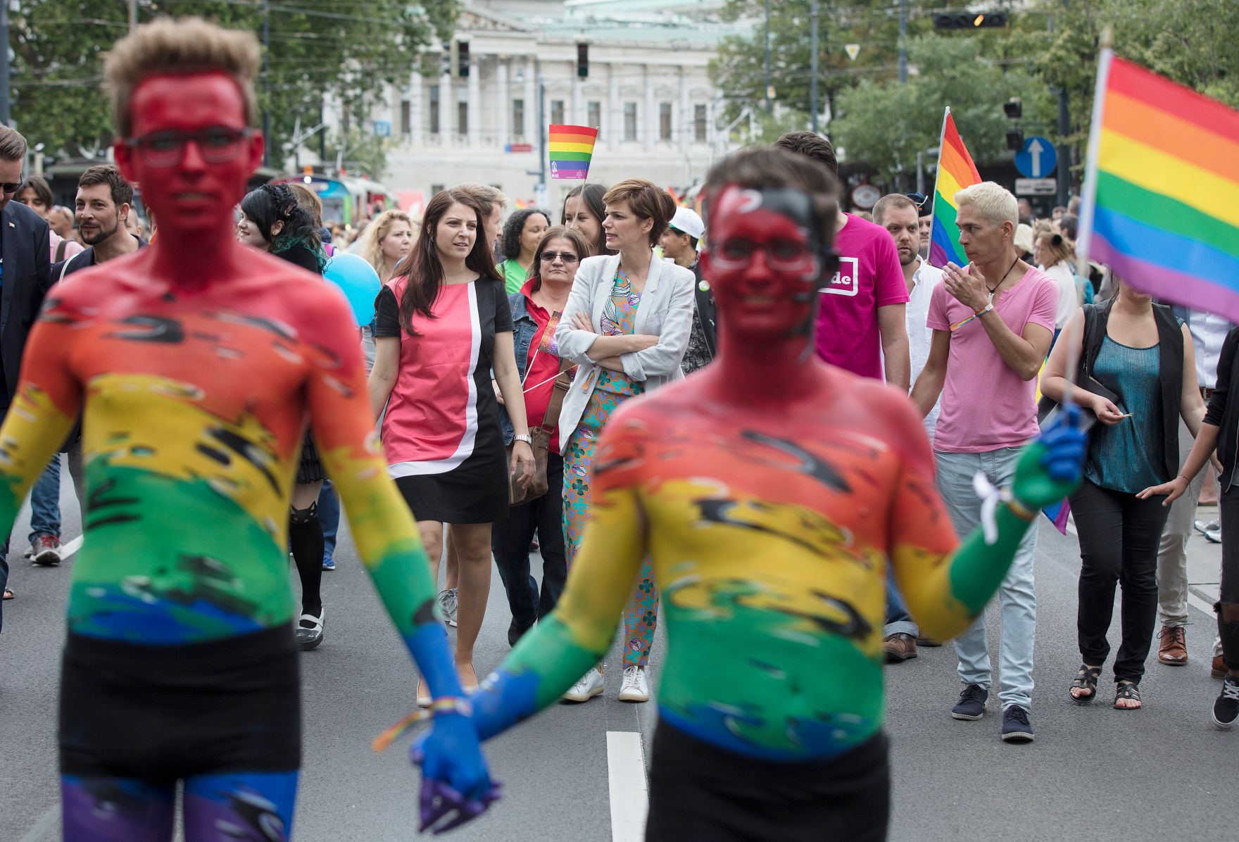 Am 17. Juni 2017 nahm Staatssekret&auml;rin Muna Duzdar (l.) an der Regenbogenparade 2017 in Wien teil. Im Bild mit der Gesundheitsministerin Pamela Rendi-Wagner (r.).