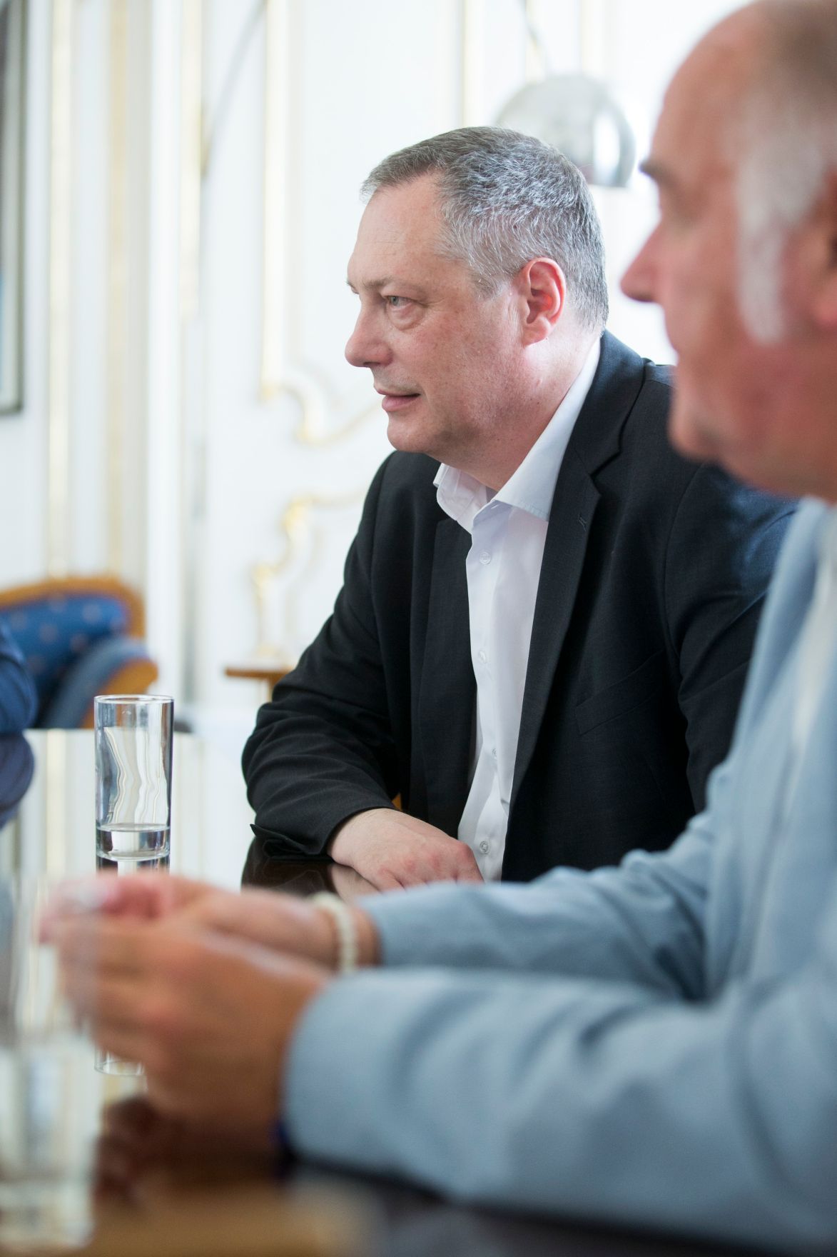 Am 21. Juni 2017 empfing Staatssekret&auml;rin Muna Duzdar Mitglieder der Buddhistischen Religionsgesellschaft zu deren Antrittsbesuch. Im Bild Gerhard Wei&szlig;grab (r.), Pr&auml;sident der &Ouml;sterreichischen Buddhistischen Religionsgesellschaft und Heinz Vettermann (l.).