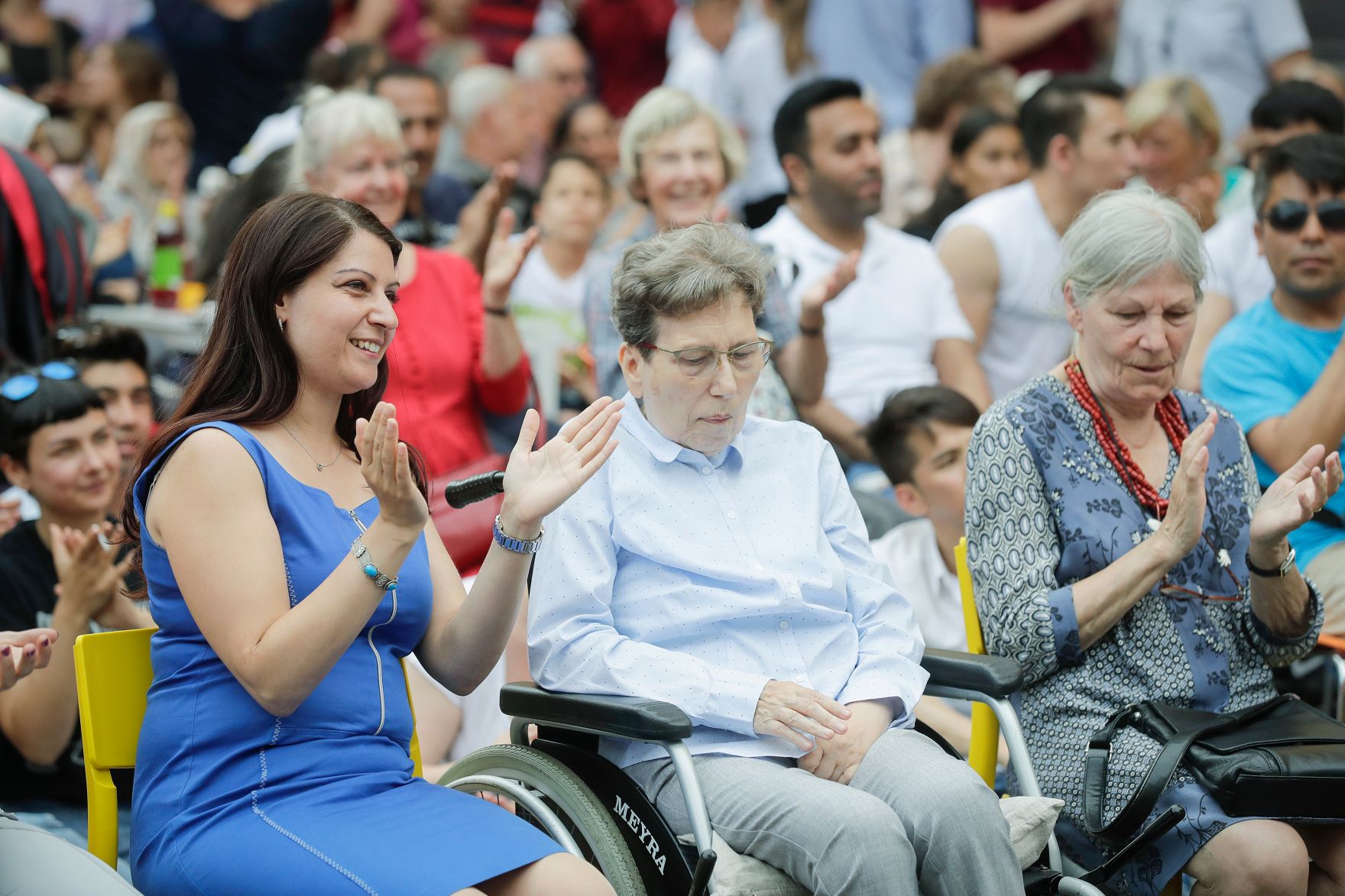 Am 27. Juni 2017 besuchte Staatssekret&auml;rin Muna Duzdar (l.) die Geburtstagsfeier von Ute Bock (r.).