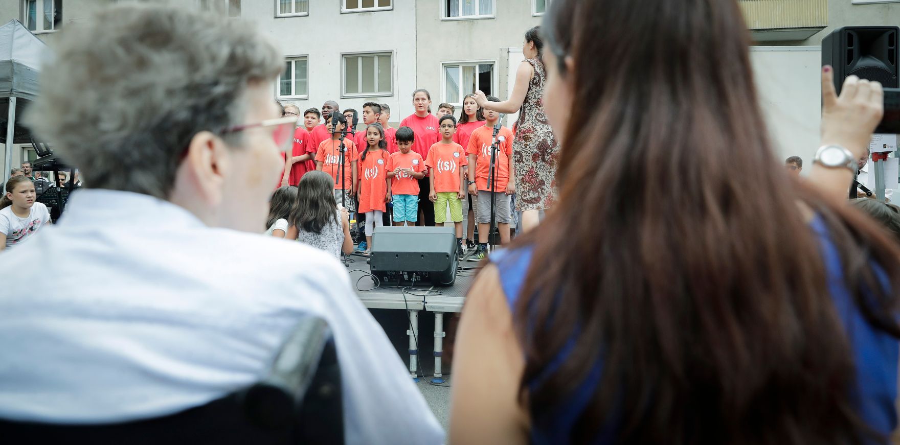 Am 27. Juni 2017 besuchte Staatssekret&auml;rin Muna Duzdar (r.) die Geburtstagsfeier von Ute Bock (l.).