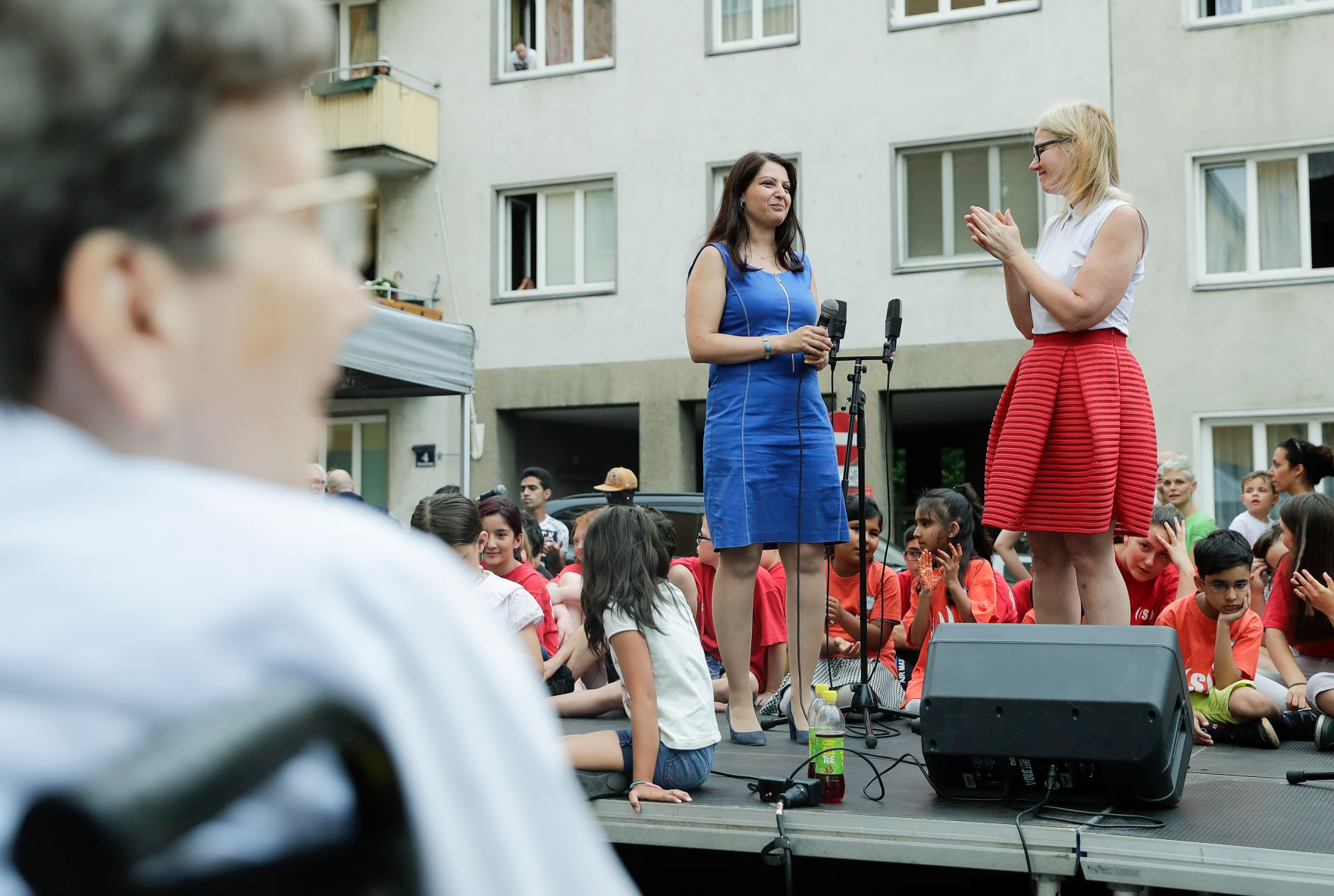 Am 27. Juni 2017 besuchte Staatssekret&auml;rin Muna Duzdar (l.) die Geburtstagsfeier von Ute Bock.