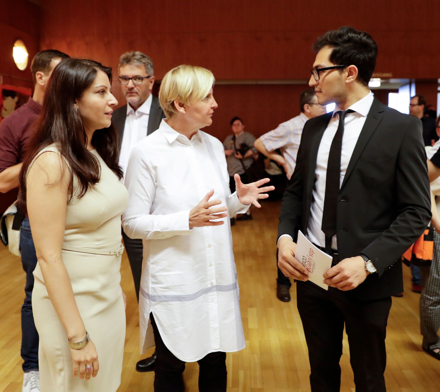 Am 3. Juli 2017 nahm Staatssekret&auml;rin Muna Duzdar (l.) an der Veranstaltung 1. Jahr Jugendcollege teil.