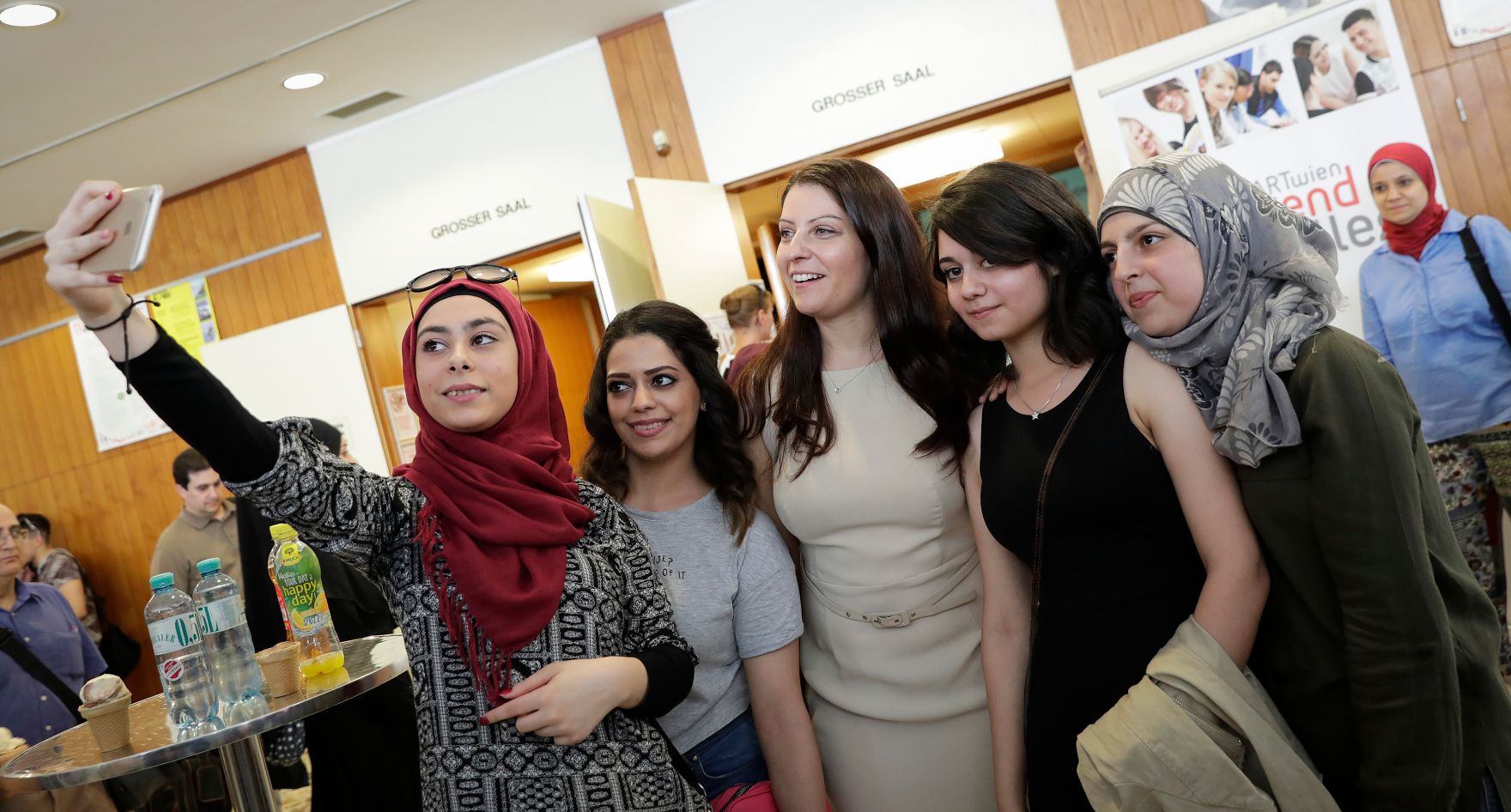 Am 3. Juli 2017 nahm Staatssekret&auml;rin Muna Duzdar (m.) an der Veranstaltung 1. Jahr Jugendcollege teil.