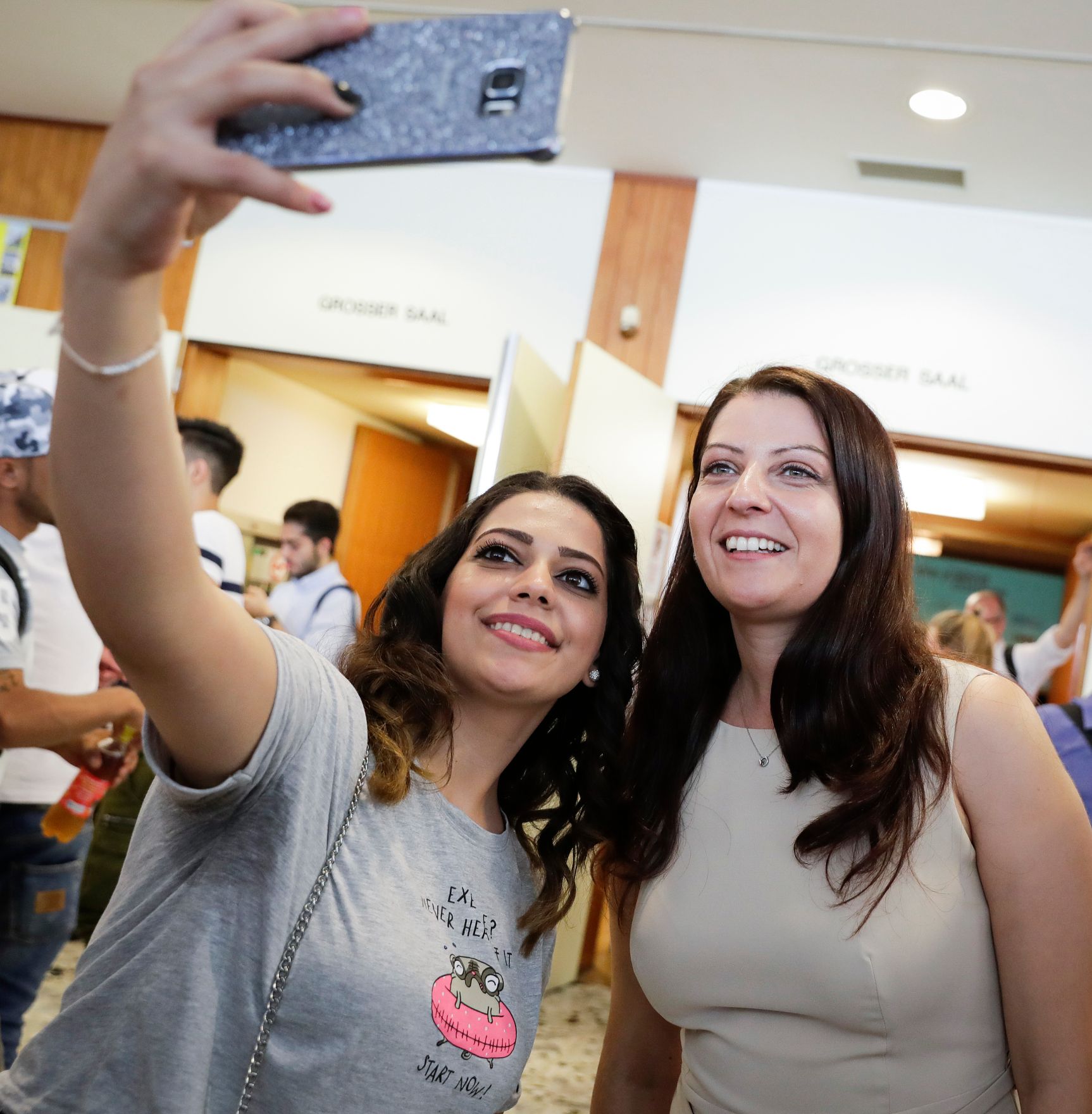 Am 3. Juli 2017 nahm Staatssekret&auml;rin Muna Duzdar (r.) an der Veranstaltung 1. Jahr Jugendcollege teil.
