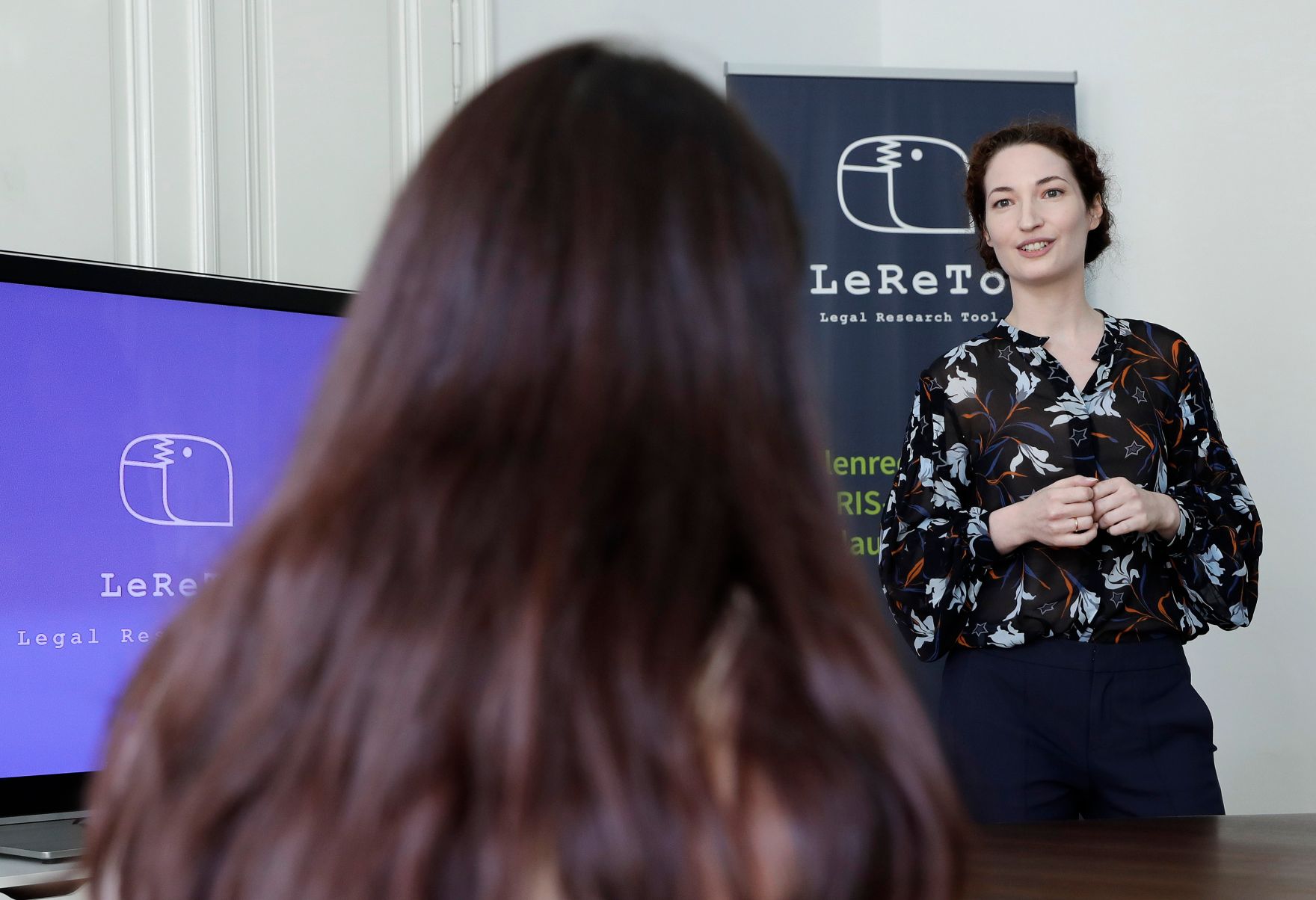 Am 3. Juli 2017 besuchte Staatssekret&auml;rin Muna Duzdar das Start-Up LeReTo. Im Bild mit der CEO LeReTo Veronika Haberler (r.).