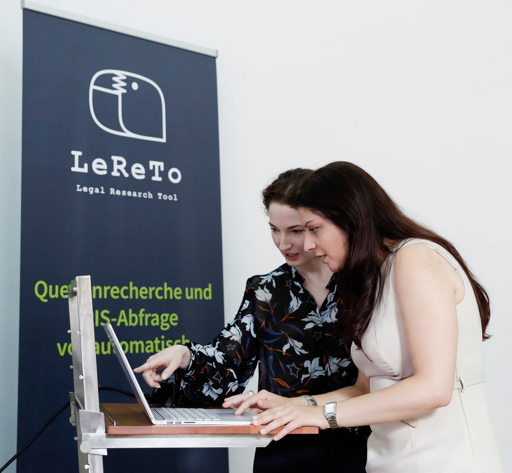 Am 3. Juli 2017 besuchte Staatssekret&auml;rin Muna Duzdar (r.) das Start-Up LeReTo. Im Bild mit der CEO LeReTo Veronika Haberler (l.).