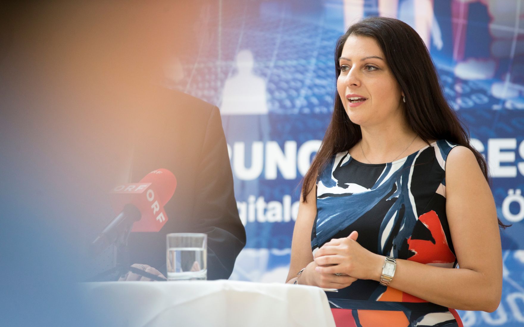 Am 4. Juli 2017 gab Staatssekret&auml;rin Muna Duzdar (im Bild) gemeinsam mit dem G&Ouml;D-Vorsitzenden Norbert Schnedl ein Pressegespr&auml;ch zum Thema &quot;Digitalisierung von Gesellschaft und Staat&quot;.