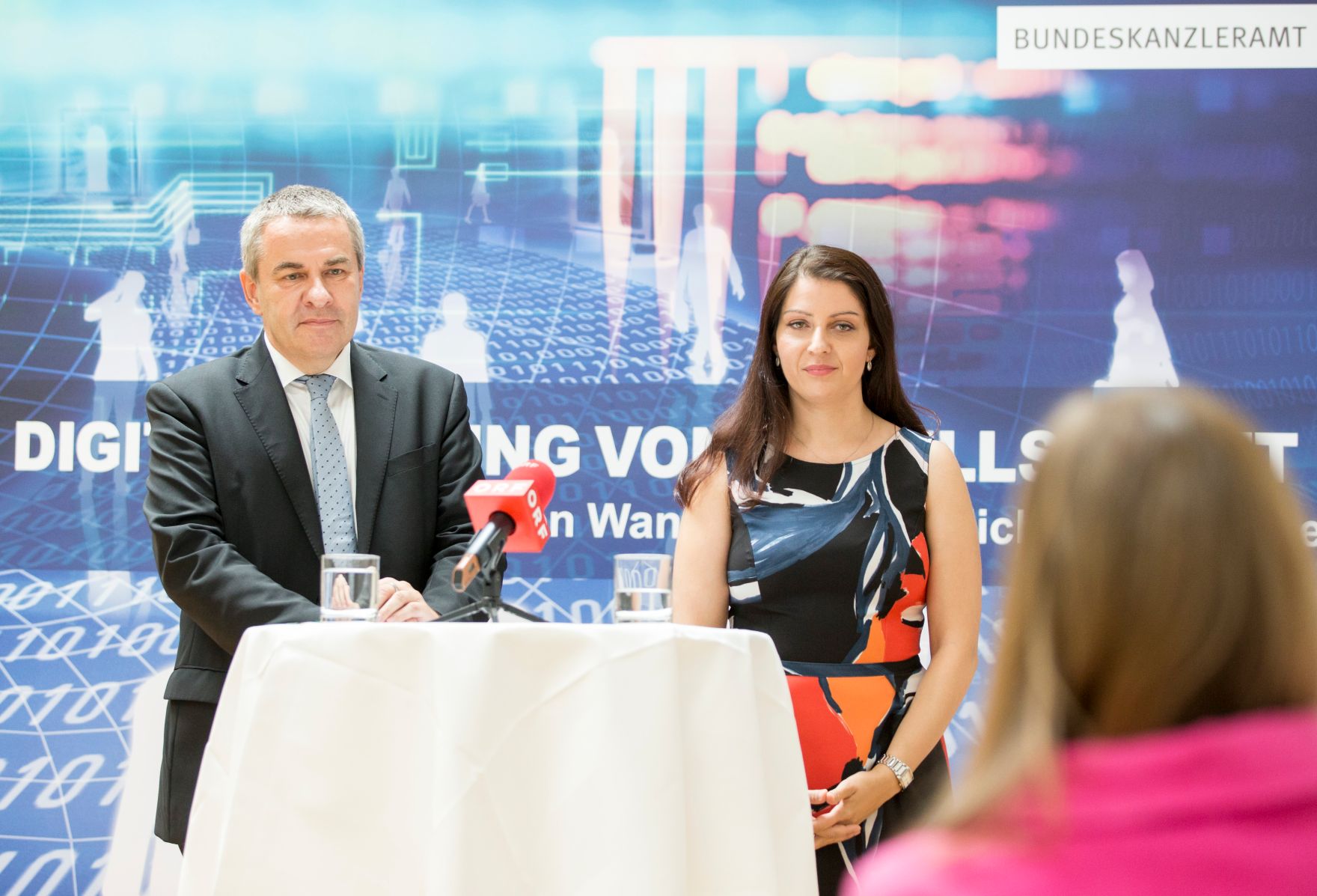 Am 4. Juli 2017 gab Staatssekret&auml;rin Muna Duzdar (r.) gemeinsam mit dem G&Ouml;D-Vorsitzenden Norbert Schnedl (l.) ein Pressegespr&auml;ch zum Thema &quot;Digitalisierung von Gesellschaft und Staat&quot;.