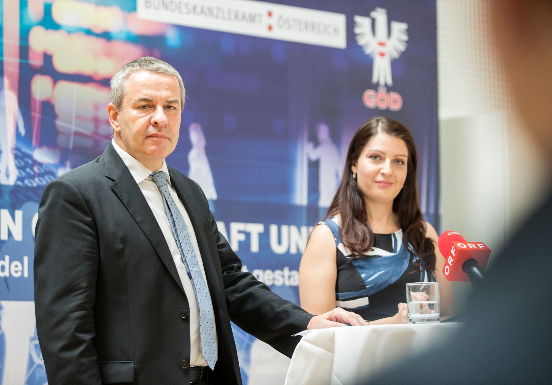 Am 4. Juli 2017 gab Staatssekret&auml;rin Muna Duzdar (r.) gemeinsam mit dem G&Ouml;D-Vorsitzenden Norbert Schnedl (l.) ein Pressegespr&auml;ch zum Thema &quot;Digitalisierung von Gesellschaft und Staat&quot;.