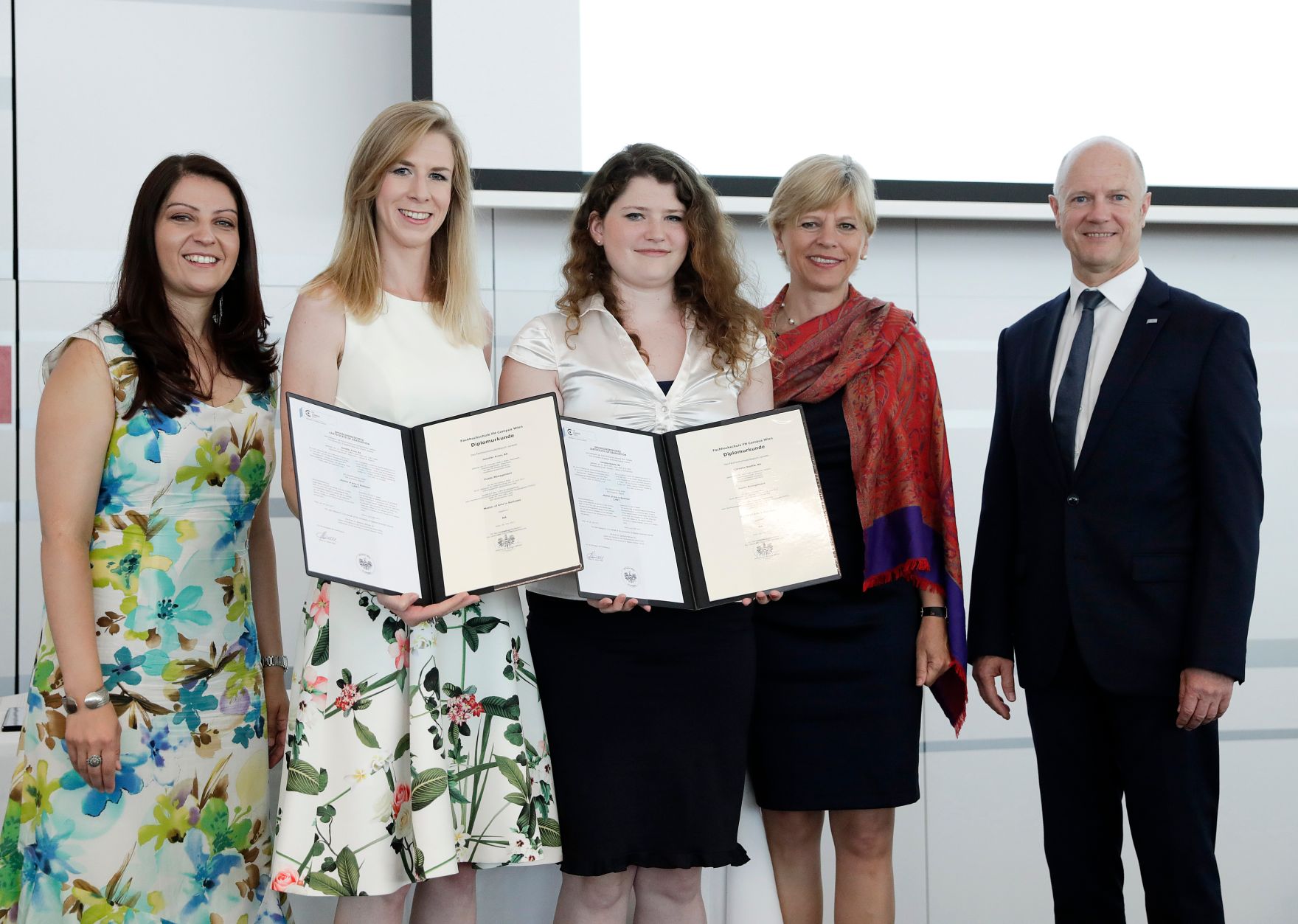 Am 6. Juli 2017 hielt Staatssekret&auml;rin Muna Duzdar (l.) eine Festansprache f&uuml;r die Absolventinnen und Absolventen der Studieng&auml;nge Public Management an der Fachhochschule Campus Wien.