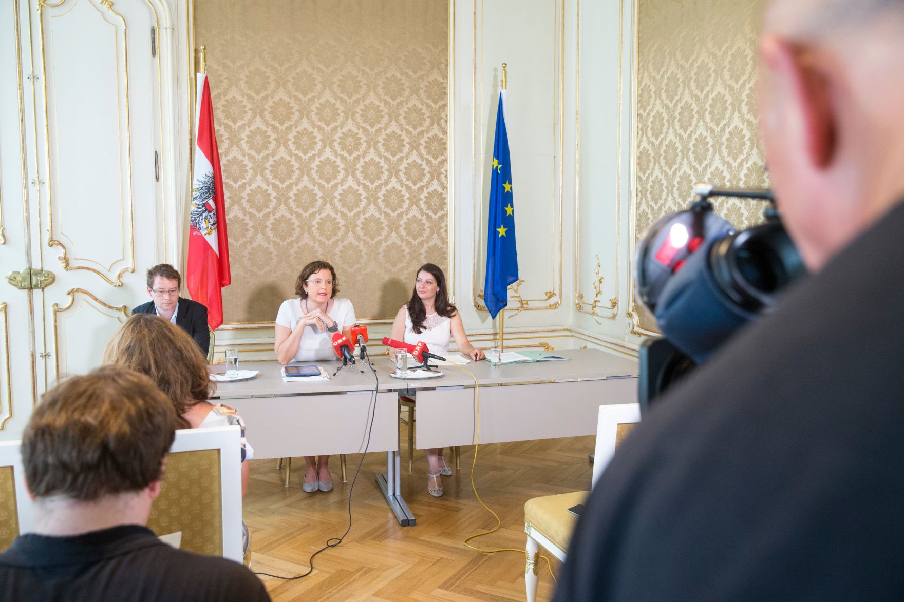 Am 10. Juli 2017 gab Staatssekret&auml;rin Muna Duzdar (r.) gemeinsam mit Agnes Streissler-F&uuml;hrer (m.), Mitglied der Bundesgesch&auml;ftsf&uuml;hrung der GPA-djp, ein Pressegespr&auml;ch zum Thema &quot;Auswirkungen der Digitalisierung auf die Arbeitswelt&quot;.