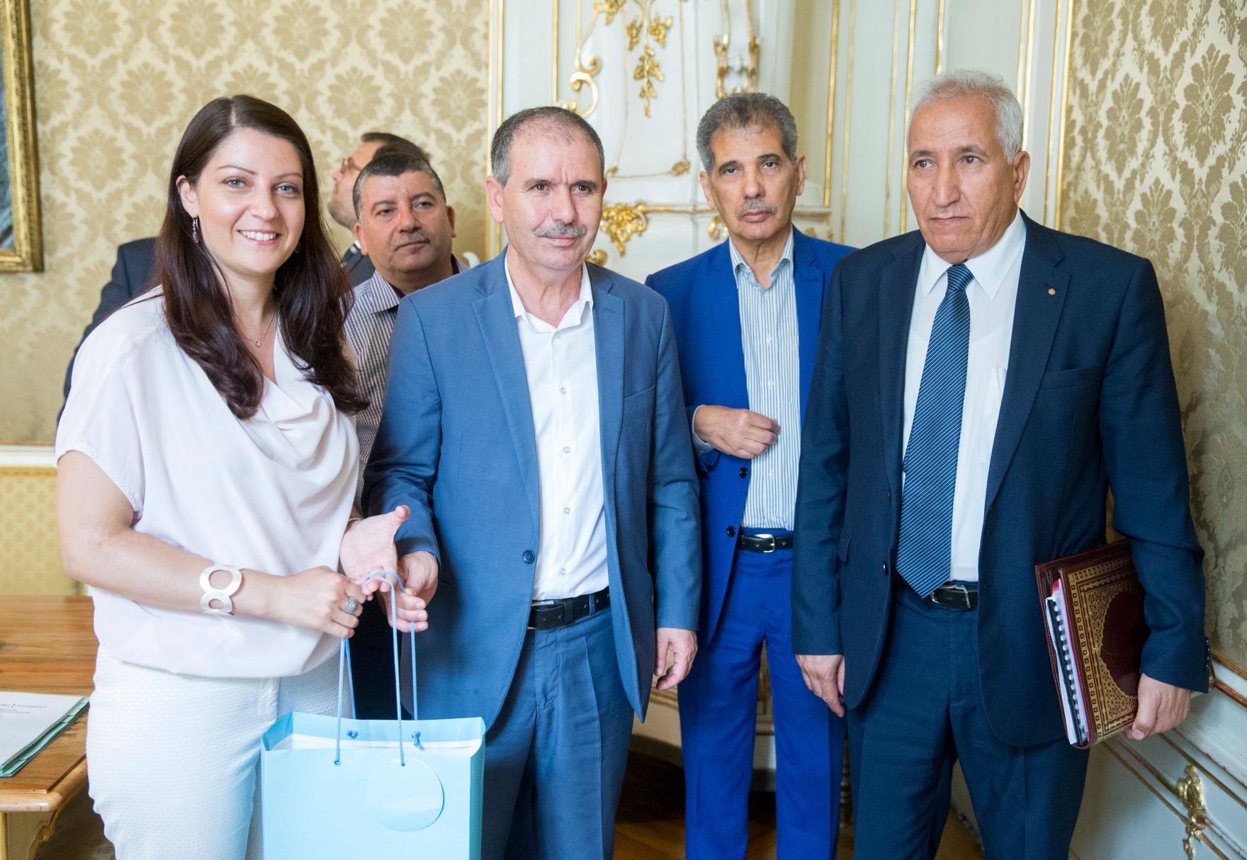 Am 11. Juli 2017 empfing Staatssekret&auml;rin Muna Duzdar (l.) den tunesischen Gewerkschaftsbundpr&auml;sidenten Noureddine Taboubi (m.) mit seiner Delegation zu einem Arbeitsgespr&auml;ch.