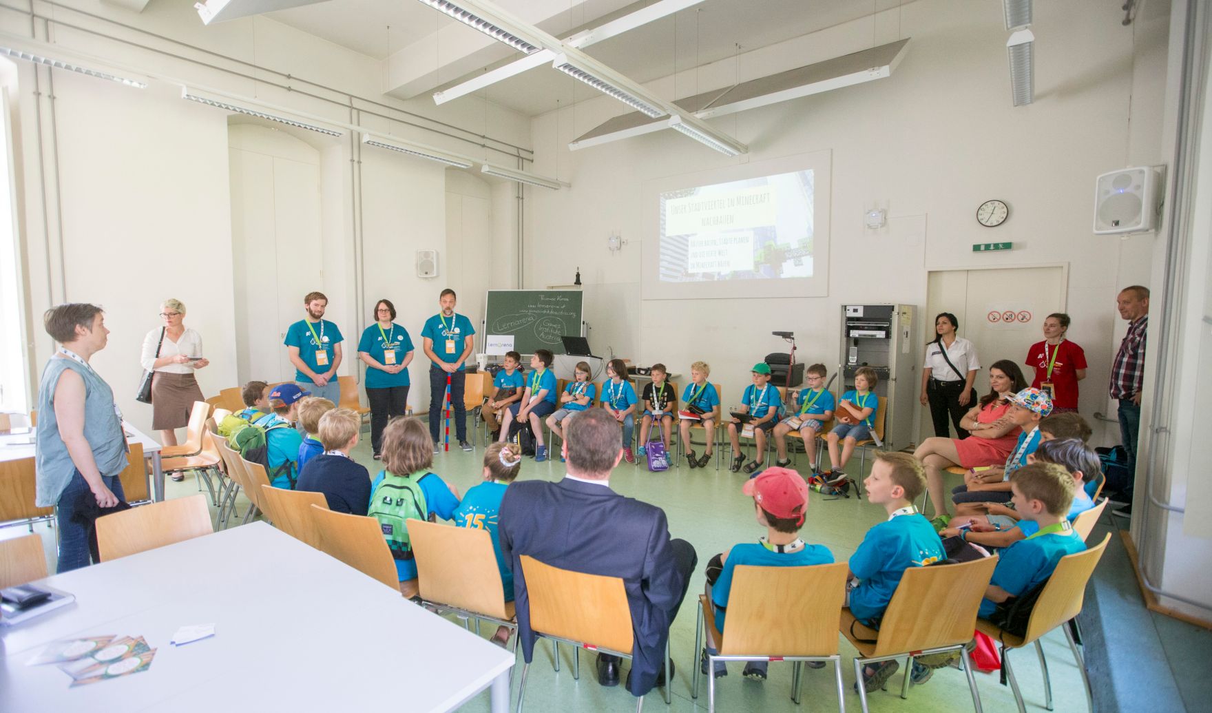Am 17. Juli 2017 besuchten Staatssekret&auml;rin Muna Duzdar und Verkehrsminister J&ouml;rg Leichtfried einen Workshop der "KinderuniWien".