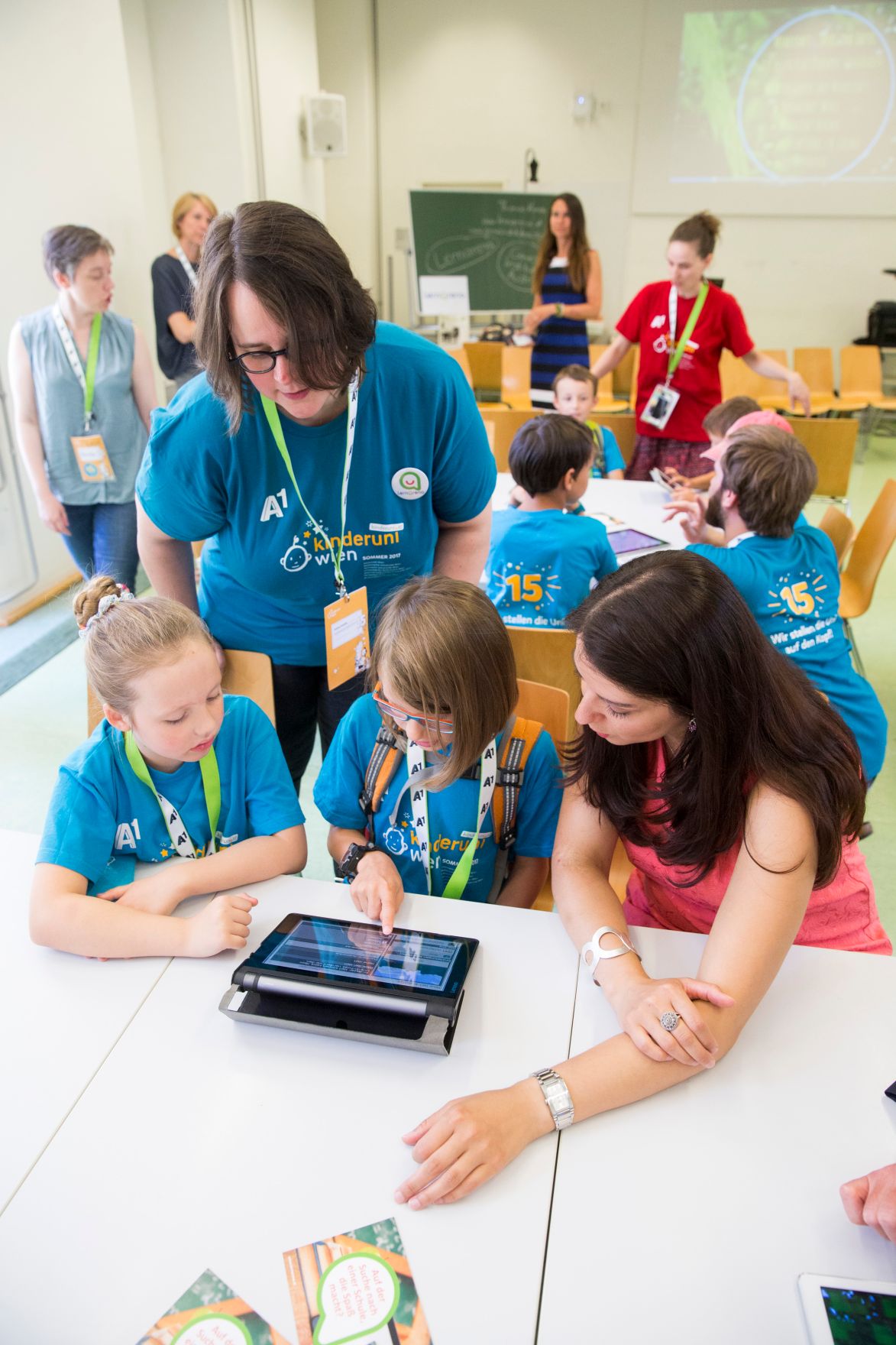 Am 17. Juli 2017 besuchten Staatssekret&auml;rin Muna Duzdar und Verkehrsminister J&ouml;rg Leichtfried einen Workshop der "KinderuniWien".