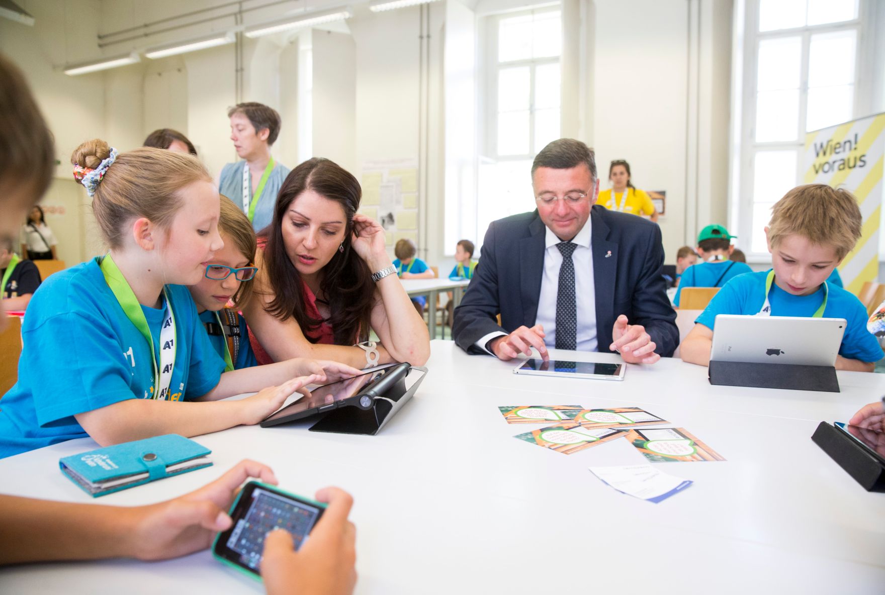 Am 17. Juli 2017 besuchten Staatssekret&auml;rin Muna Duzdar und Verkehrsminister J&ouml;rg Leichtfried einen Workshop der "KinderuniWien".