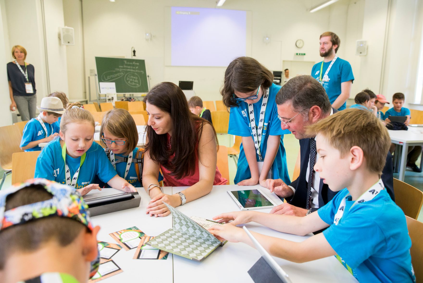 Am 17. Juli 2017 besuchten Staatssekret&auml;rin Muna Duzdar und Verkehrsminister J&ouml;rg Leichtfried einen Workshop der "KinderuniWien".