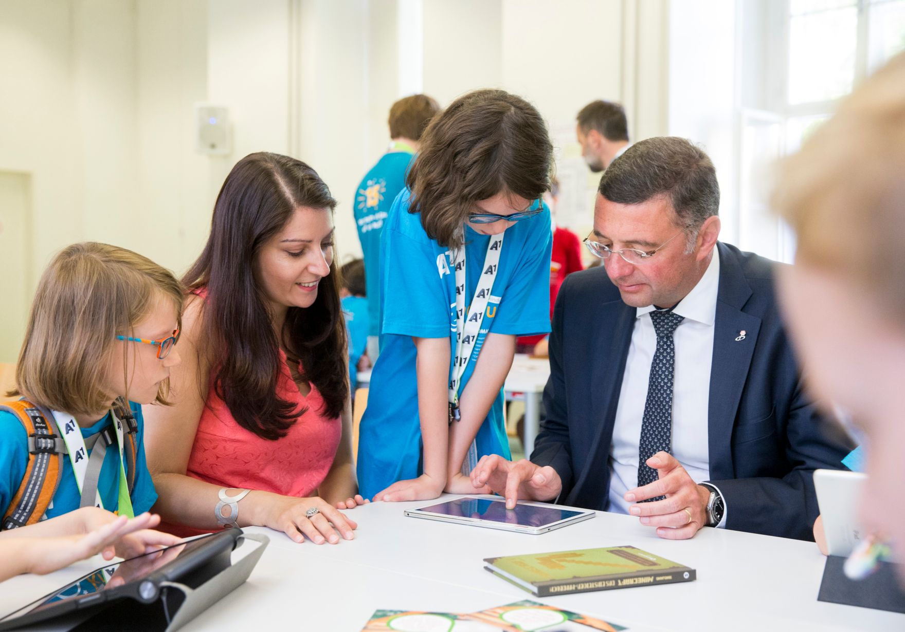Am 17. Juli 2017 besuchten Staatssekret&auml;rin Muna Duzdar und Verkehrsminister J&ouml;rg Leichtfried einen Workshop der "KinderuniWien".