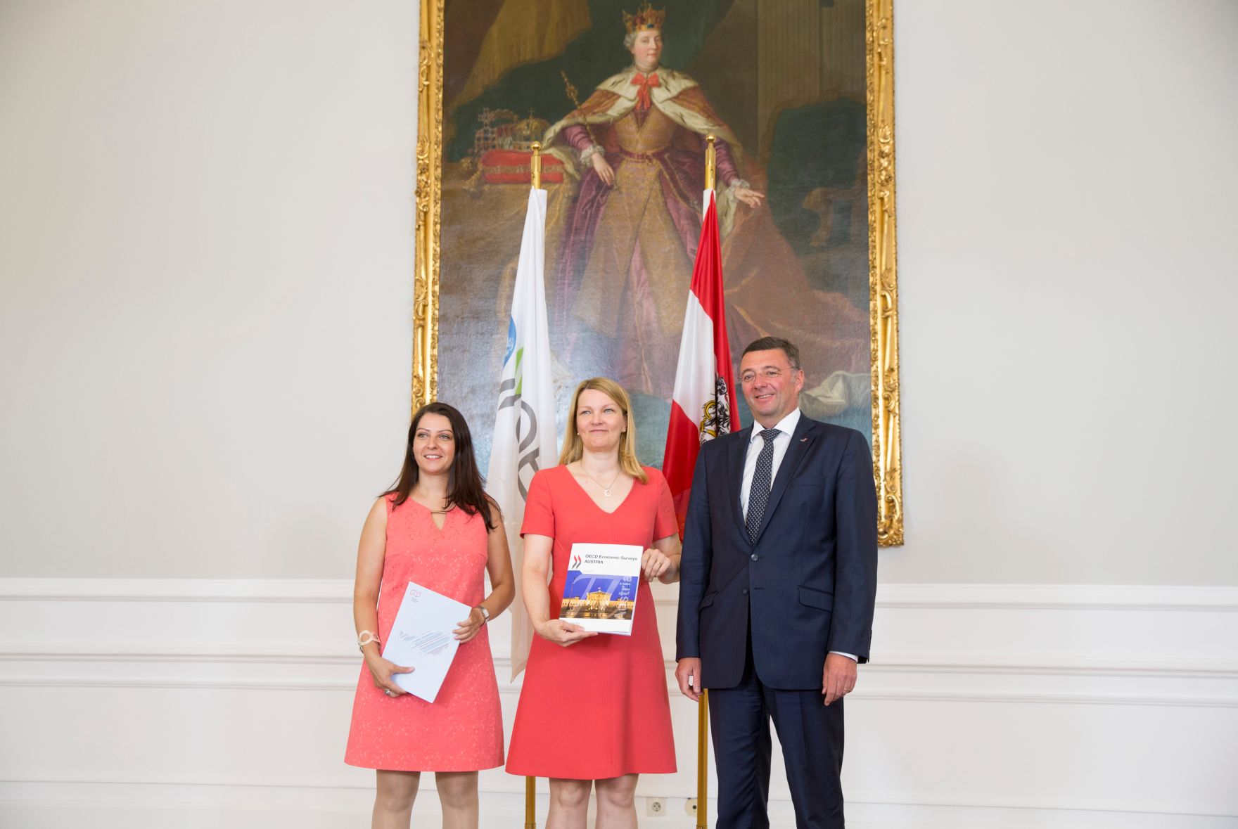 Am 17. Juli 2017 hielten Staatssekret&auml;rin Muna Duzdar (l.) und Verkehrsminister J&ouml;rg Leichtfried (r.) gemeinsam mit der Stellvertretenden Generalsekret&auml;rin der OECD Mari Kiviniemi (m.) eine Pressekonferenz zum Thema "OECD-L&auml;nderbericht 2017".