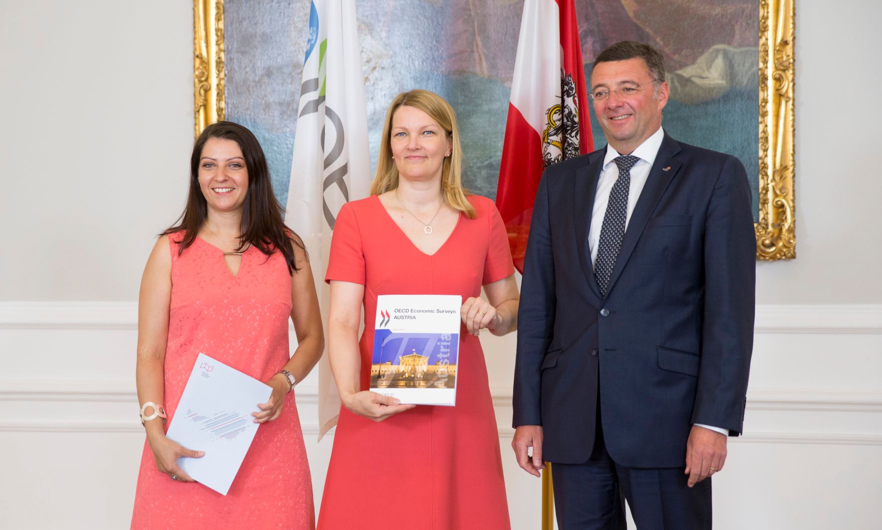 Am 17. Juli 2017 hielten Staatssekret&auml;rin Muna Duzdar (l.) und Verkehrsminister J&ouml;rg Leichtfried (r.) gemeinsam mit der Stellvertretenden Generalsekret&auml;rin der OECD Mari Kiviniemi (m.) eine Pressekonferenz zum Thema "OECD-L&auml;nderbericht 2017".