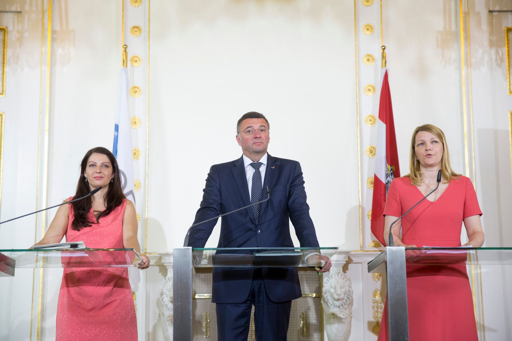 Am 17. Juli 2017 hielten Staatssekret&auml;rin Muna Duzdar (l.) und Verkehrsminister J&ouml;rg Leichtfried (m.) gemeinsam mit der Stellvertretenden Generalsekret&auml;rin der OECD Mari Kiviniemi (r.) eine Pressekonferenz zum Thema "OECD-L&auml;nderbericht 2017".
