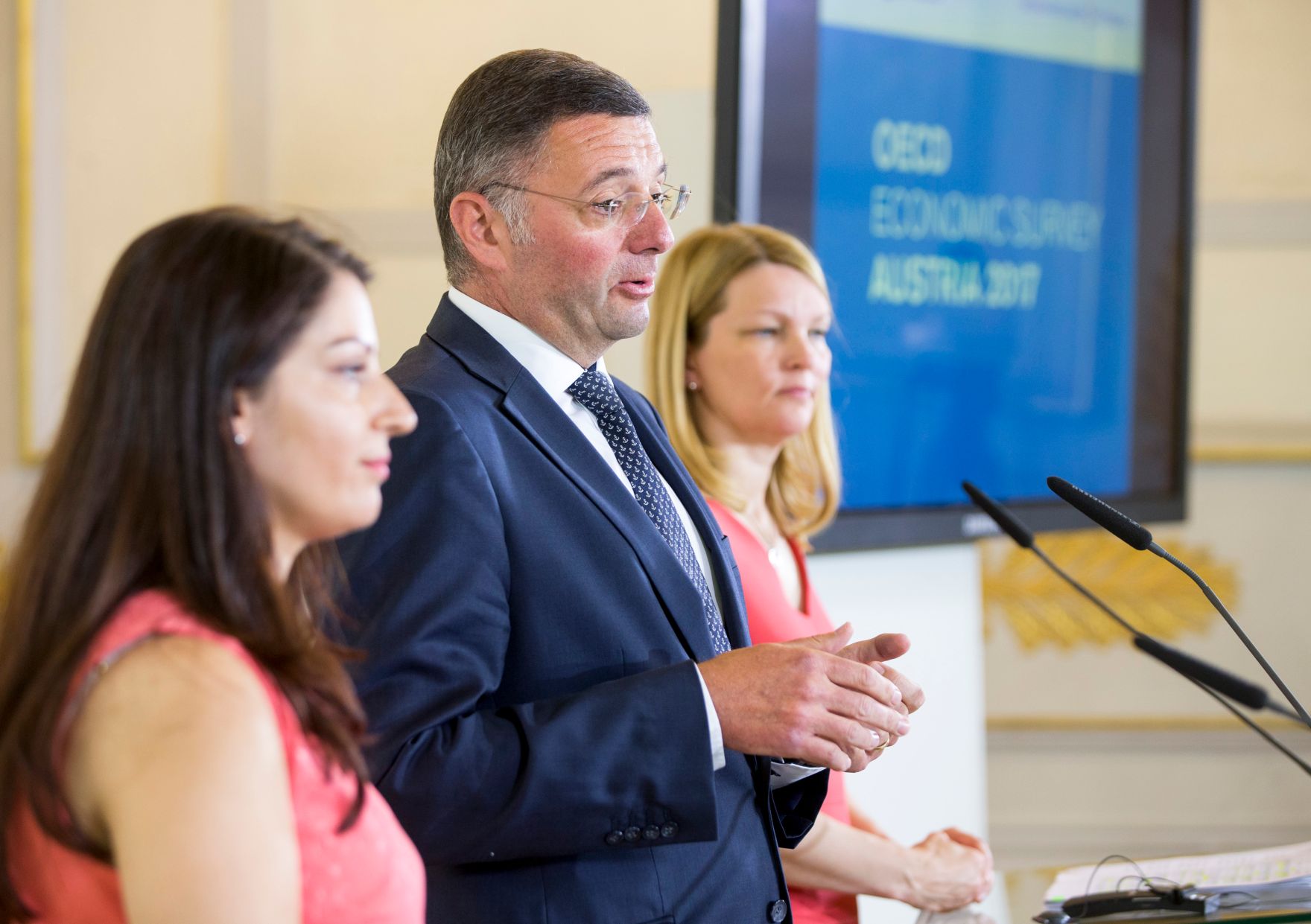 Am 17. Juli 2017 hielten Staatssekret&auml;rin Muna Duzdar und Verkehrsminister J&ouml;rg Leichtfried (im Bild) gemeinsam mit der Stellvertretenden Generalsekret&auml;rin der OECD Mari Kiviniemi eine Pressekonferenz zum Thema "OECD-L&auml;nderbericht 2017".