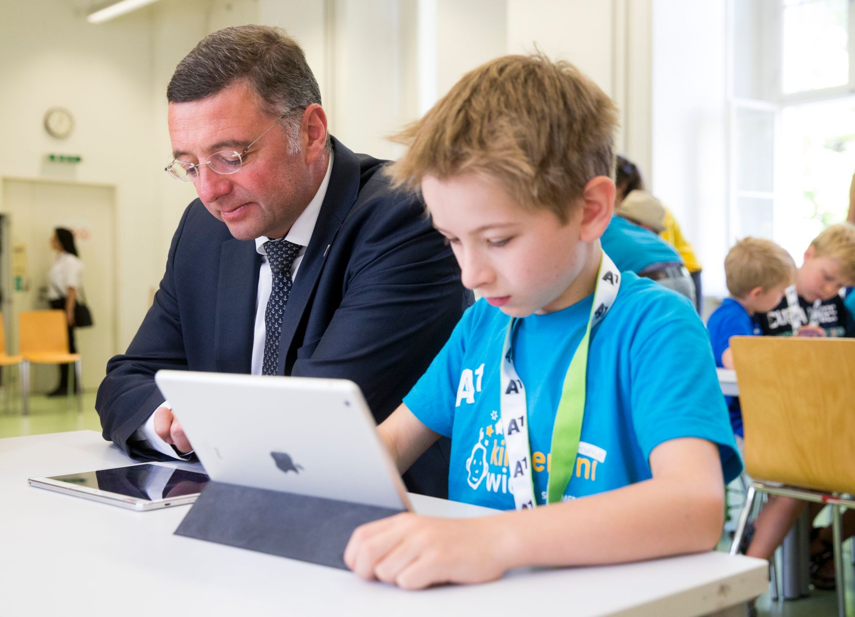 Am 17. Juli 2017 besuchten Infrastrukturminister J&ouml;rg Leichtfried (l.) und Staatssekret&auml;rin Muna Duzdar, im Vorfeld der Pressekonferenz zum OECD L&auml;nderbericht, einen Minecraft-Workshop mit Tablets an der "KinderuniWien".