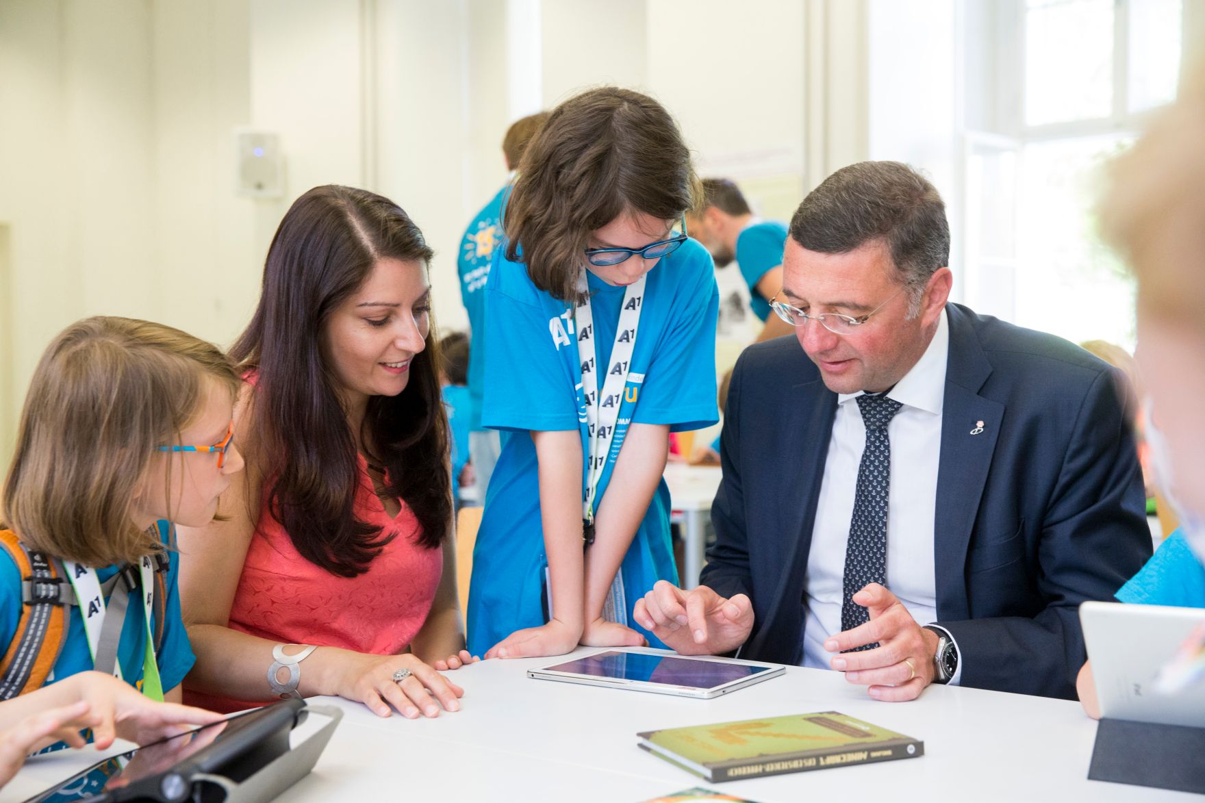 Am 17. Juli 2017 besuchten Infrastrukturminister J&ouml;rg Leichtfried und Staatssekret&auml;rin Muna Duzdar, im Vorfeld der Pressekonferenz zum OECD L&auml;nderbericht, einen Minecraft-Workshop mit Tablets an der "KinderuniWien".