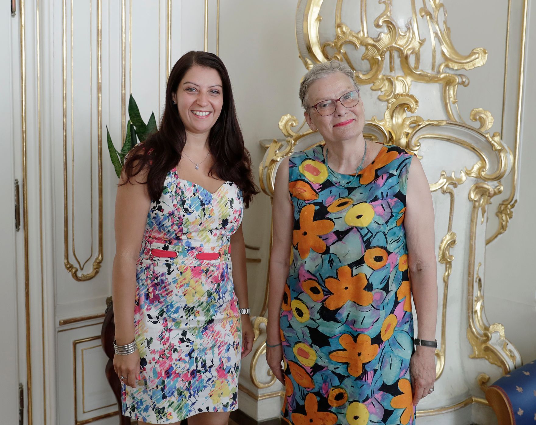 Am 9. August 2017 empfing Staatssekret&auml;rin Muna Duzdar (l.) die Pr&auml;sidentin von Reporter ohne Grenzen Rubina M&ouml;hring (r.) zu einem Arbeitsgespr&auml;ch.