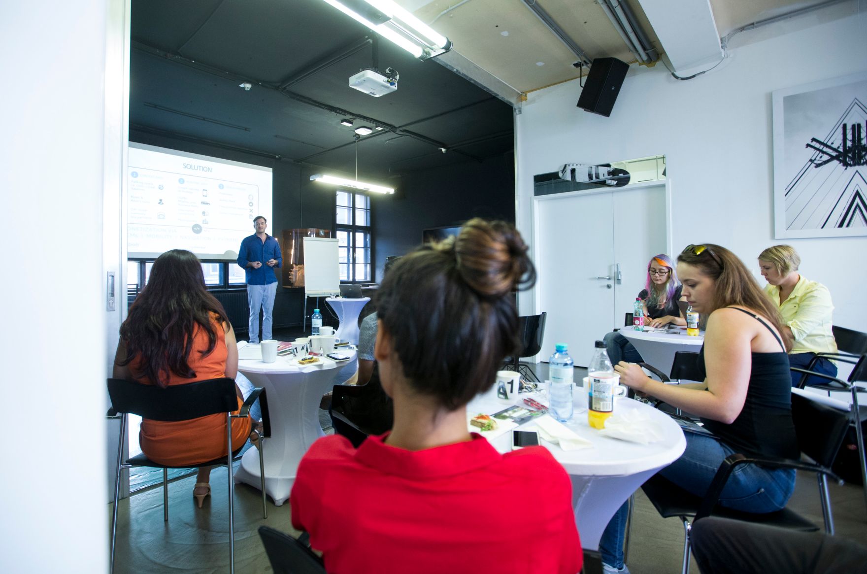 Am 10. August 2017 besuchte Staatssekret&auml;rin Muna Duzdar das Startup Unternehmen Parkbob.