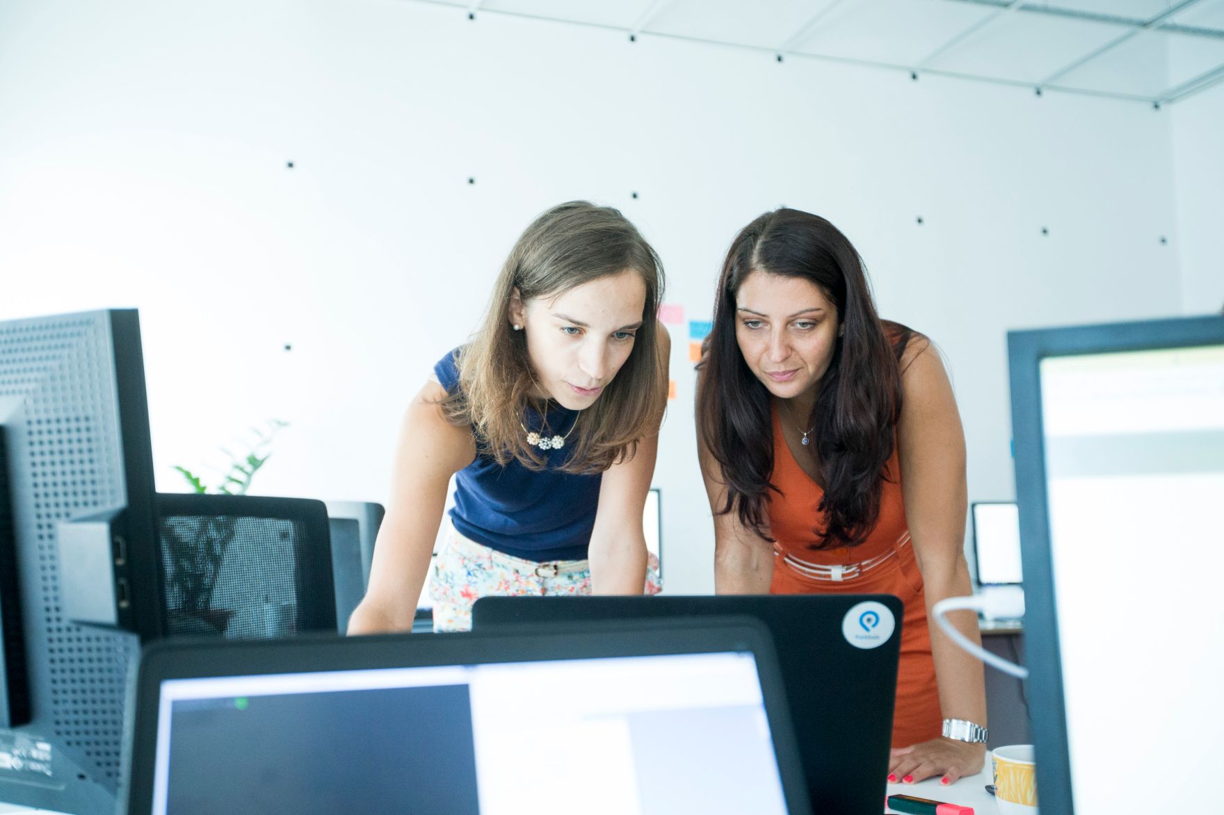 Am 10. August 2017 besuchte Staatssekret&auml;rin Muna Duzdar (r.) das Startup Unternehmen Parkbob.