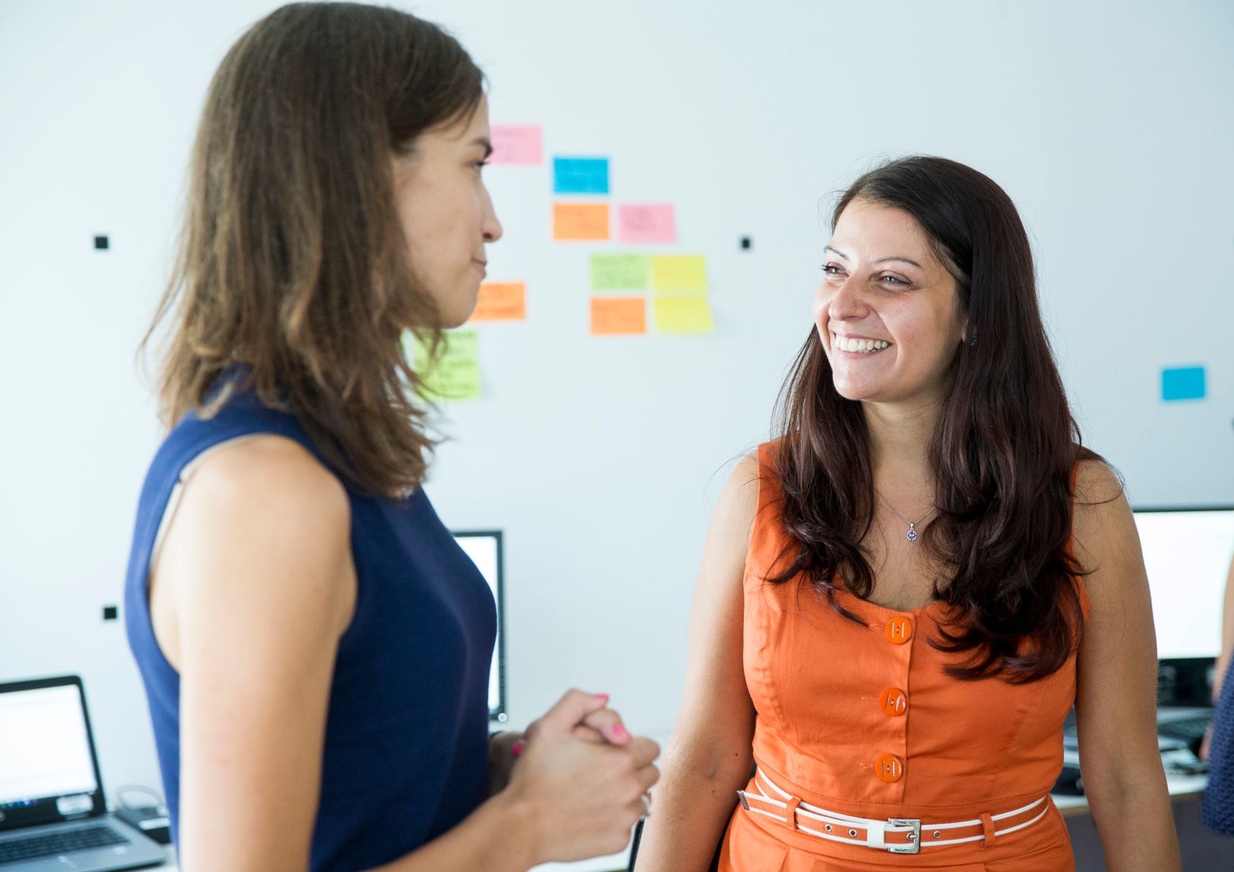 Am 10. August 2017 besuchte Staatssekret&auml;rin Muna Duzdar (r.) das Startup Unternehmen Parkbob.