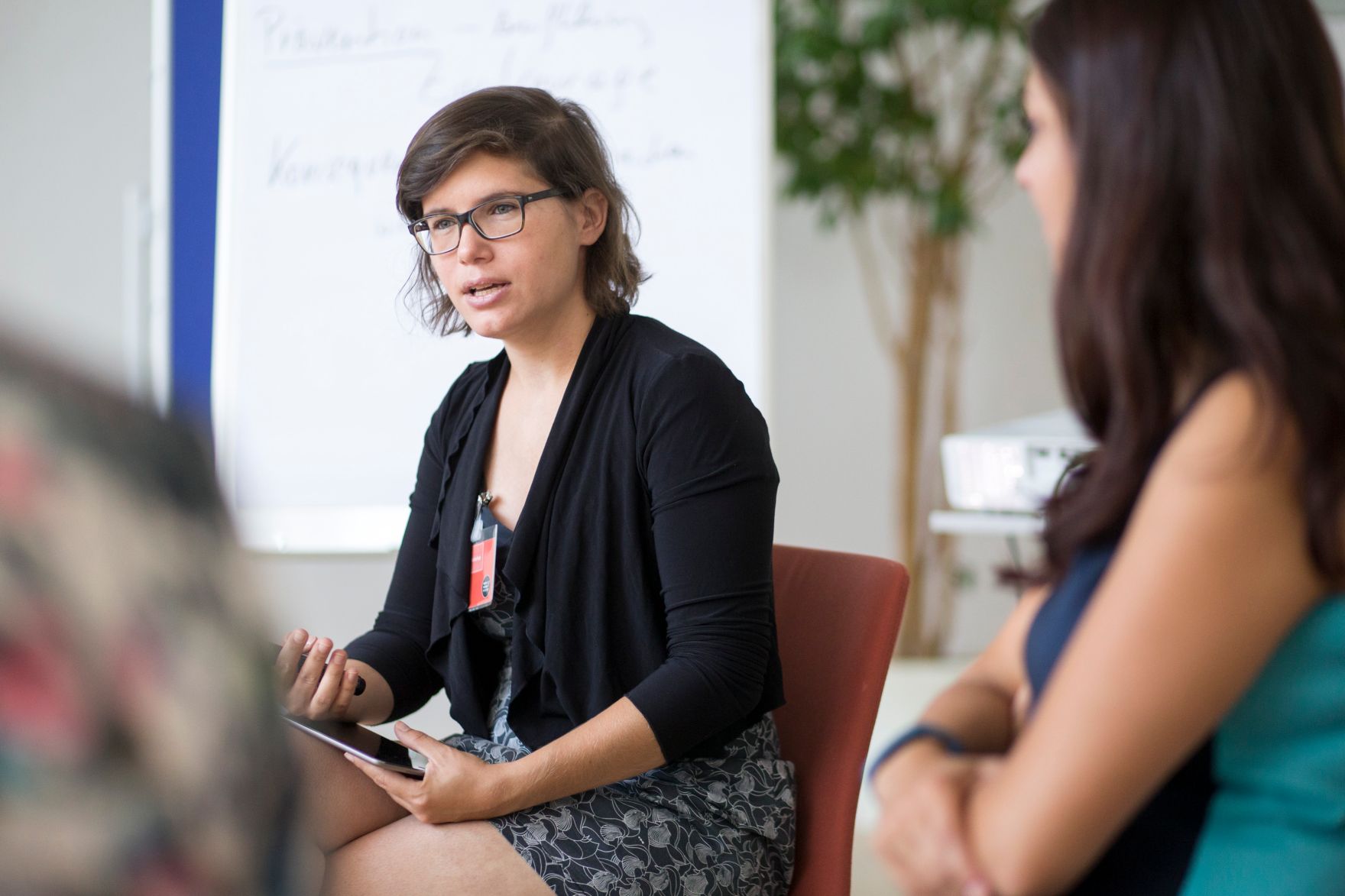 Am 18. August 2017 nahm Staatssekret&auml;rin Muna Duzdar (im Bild) an der Veranstaltung "Selbstverteidigung im digitalen Netz" teil. Im Bild Ingrid Brodnig.