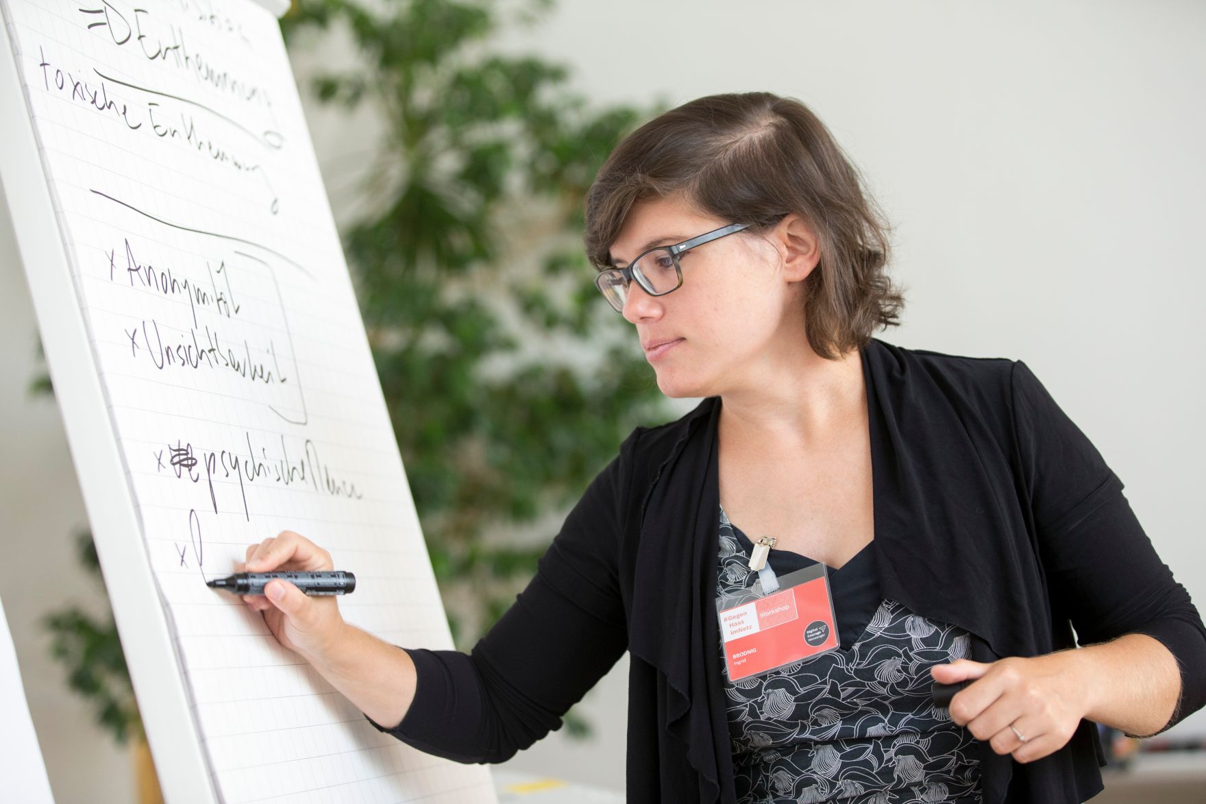 Am 18. August 2017 nahm Staatssekret&auml;rin Muna Duzdar (im Bild) an der Veranstaltung "Selbstverteidigung im digitalen Netz" teil. Im Bild Ingrid Brodnig.