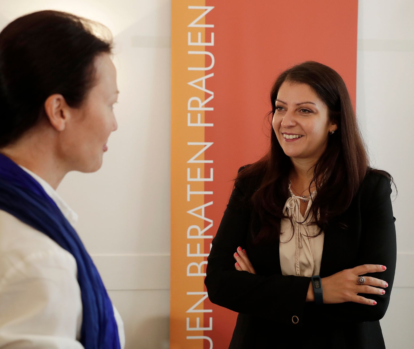 Am 12. September 2017 besuchte Staatssekret&auml;rin Muna Duzdar (r.) den Verein &quot;Frauen beraten Frauen&quot; um das Projekt #GegenHassimNetz zu pr&auml;sentieren. Im Bild mit Bettina Zehetner (l.), psychosoziale Beraterin des Vereins &quot;Frauen beraten Frauen&quot;.